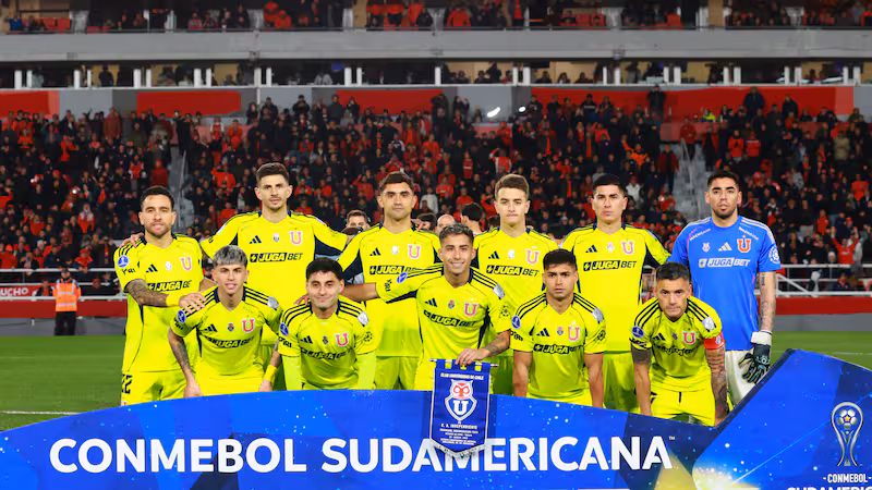 Formación de la Universidad de Chile con uniforme verde fluor, en aquel partido jugado en Avellaneda que se transformó en una tragedia.