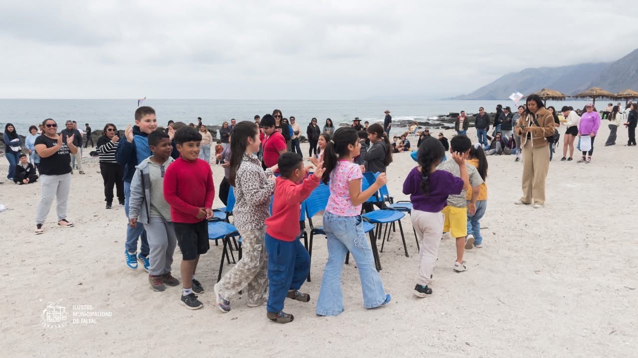 Ronda infantil organizándose para la silla musical con el mar de fondo.