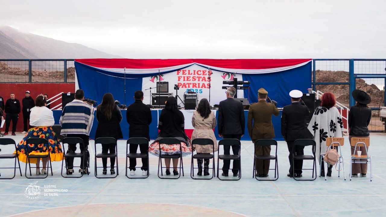 Vista posterior de autoridades y público frente al escenario principal en la Fiesta de la Chilenidad en Paposo.