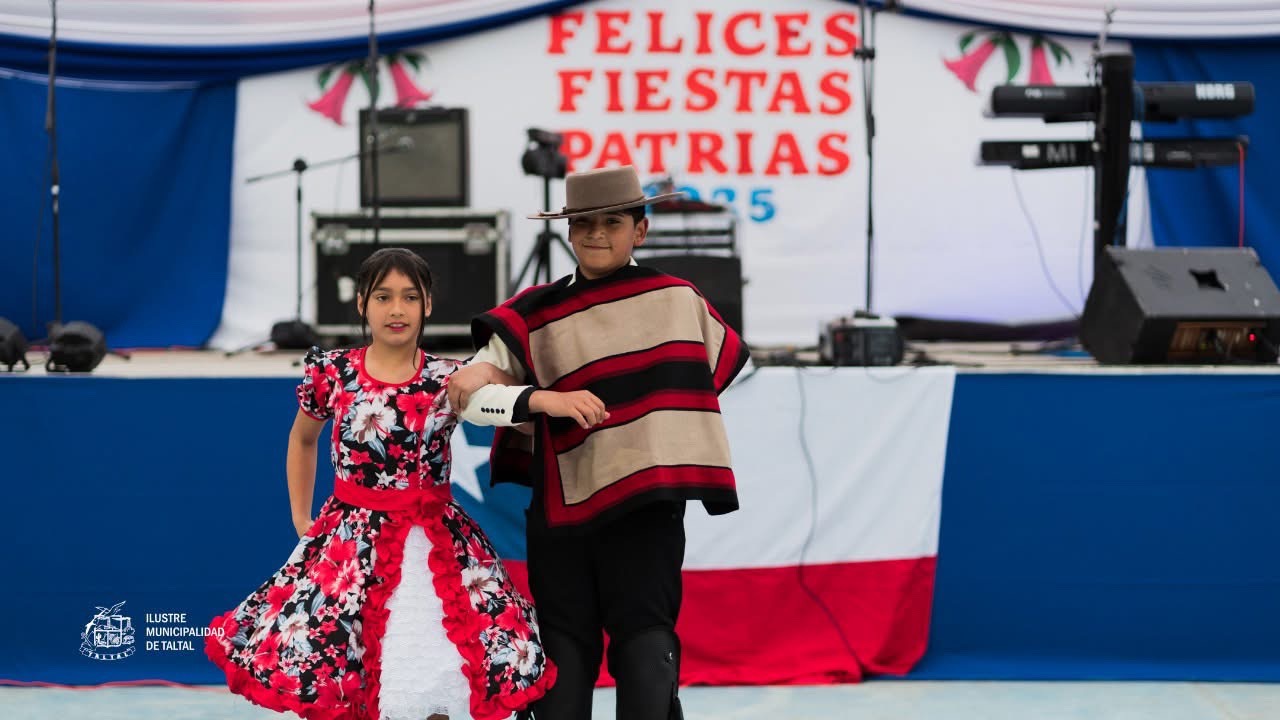 Pareja de cueca de la comunidad participando en la celebración de Fiestas Patrias en Paposo.
