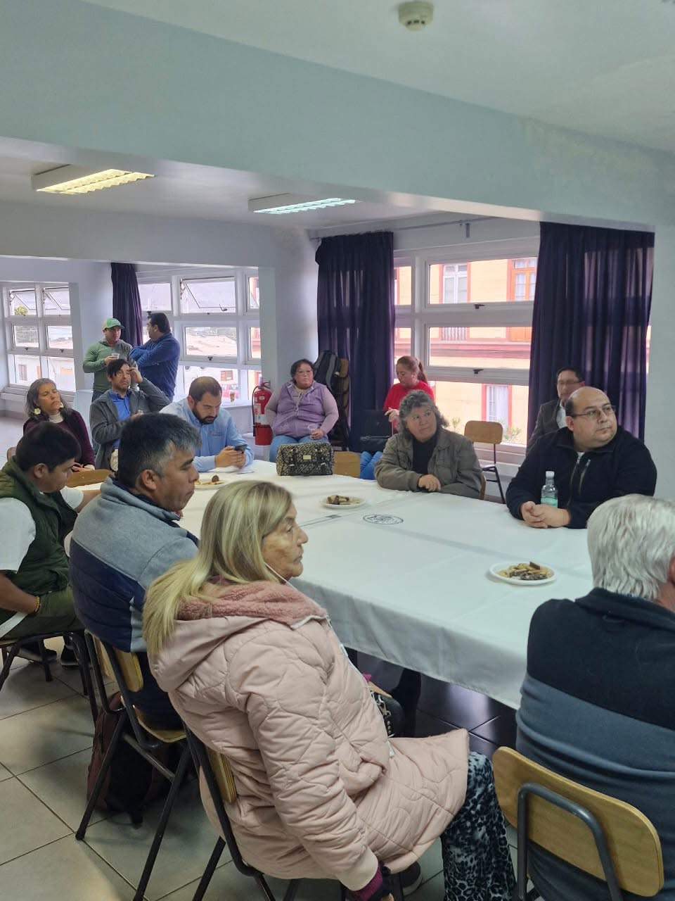 Asistentes de instituciones y emprendedores participan en la Mesa de Turismo de Taltal