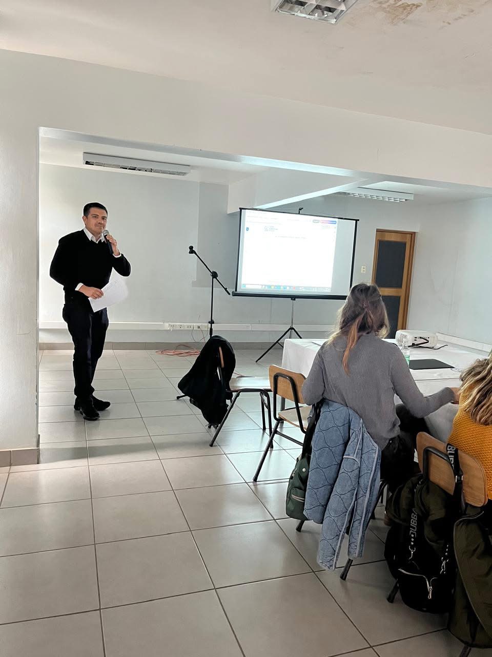 Autoridad local entrega palabras de apertura en el inicio del PLADETUR