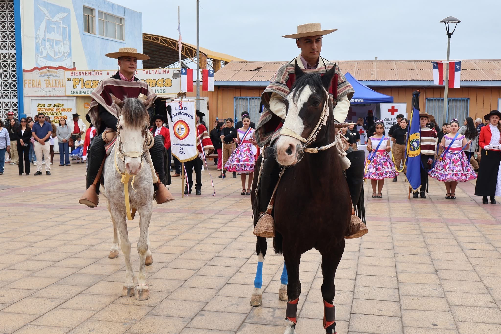 Huasos a caballo abren el desfile cívico-escolar de Fiestas Patrias en Taltal.