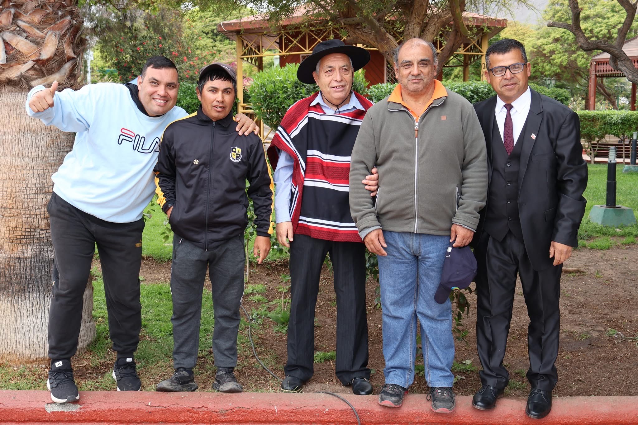 Equipo Taltal Galaxy y concejal Segundo Llanos posan en la Plaza de Taltal tras el acto de Fiestas Patrias.