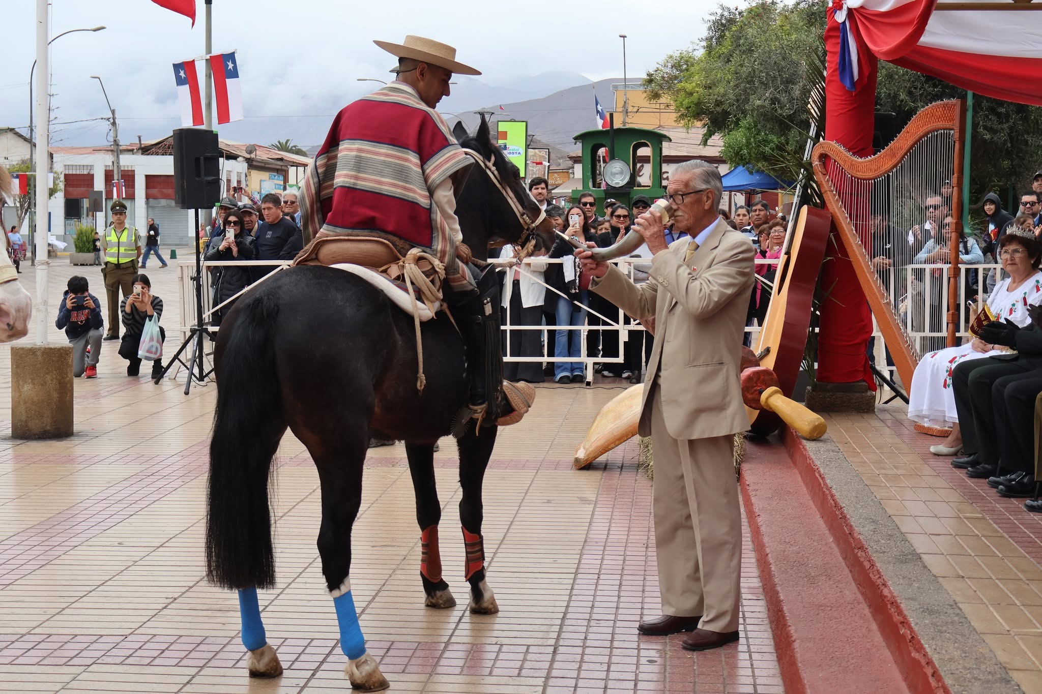 Tradicional brindis de chicha en cacho frente al palco durante la Fiestas Patrias en Taltal.