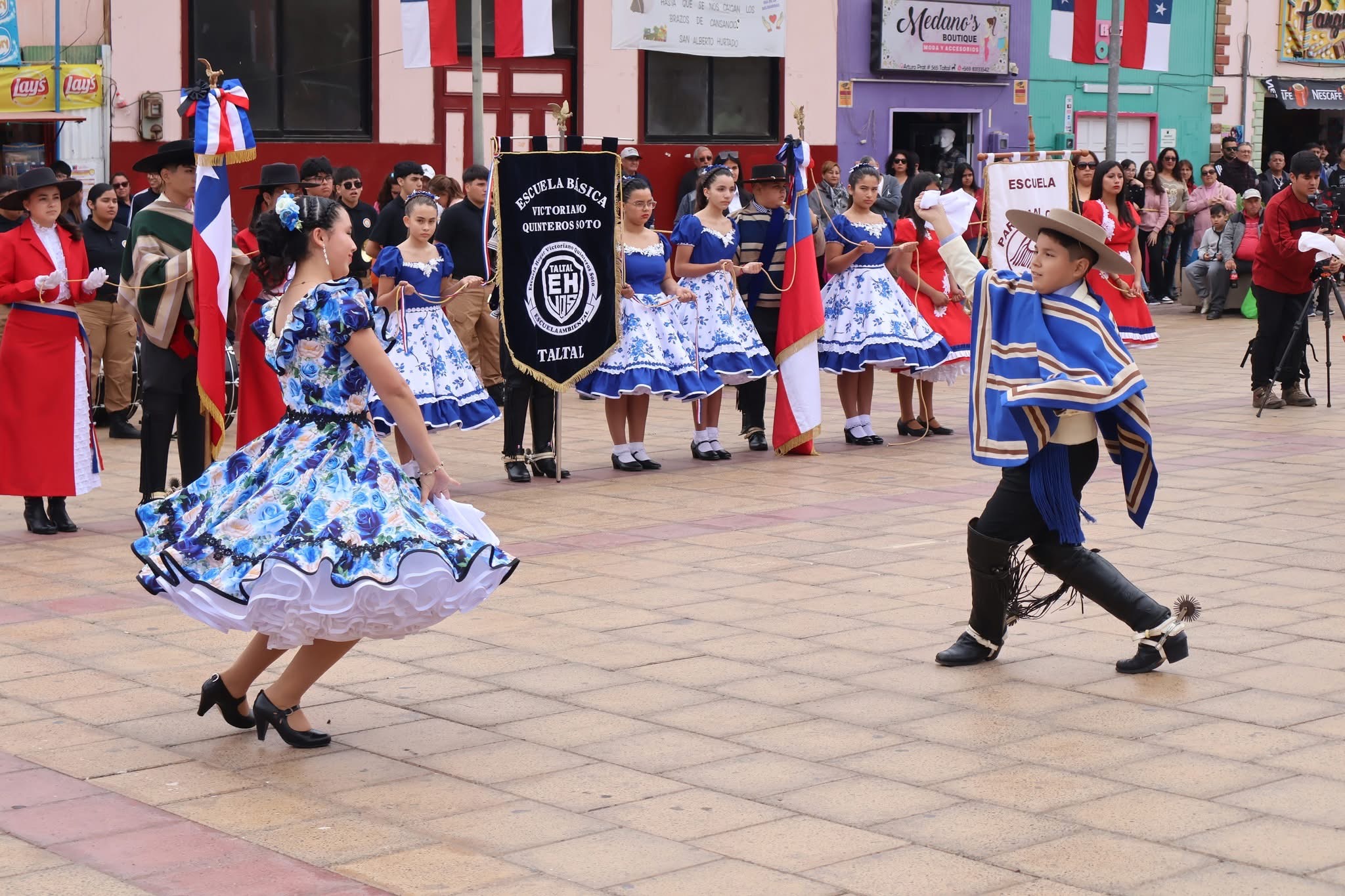 Estudiantes interpretan cueca en el desfile cívico-escolar en Taltal.