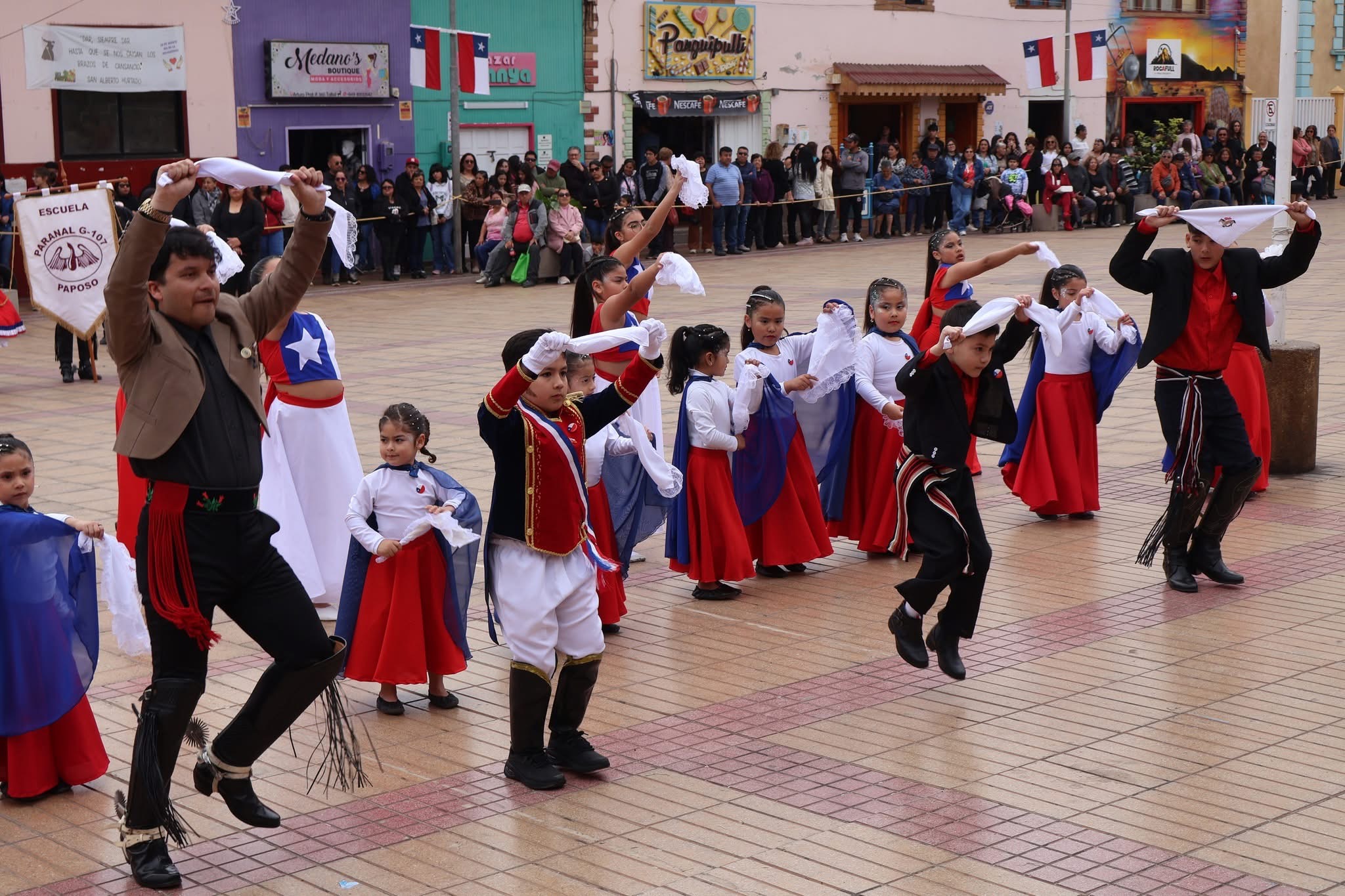 Elencos escolares levantas pañuelos en coreografía masiva de Fiestas Patrias.