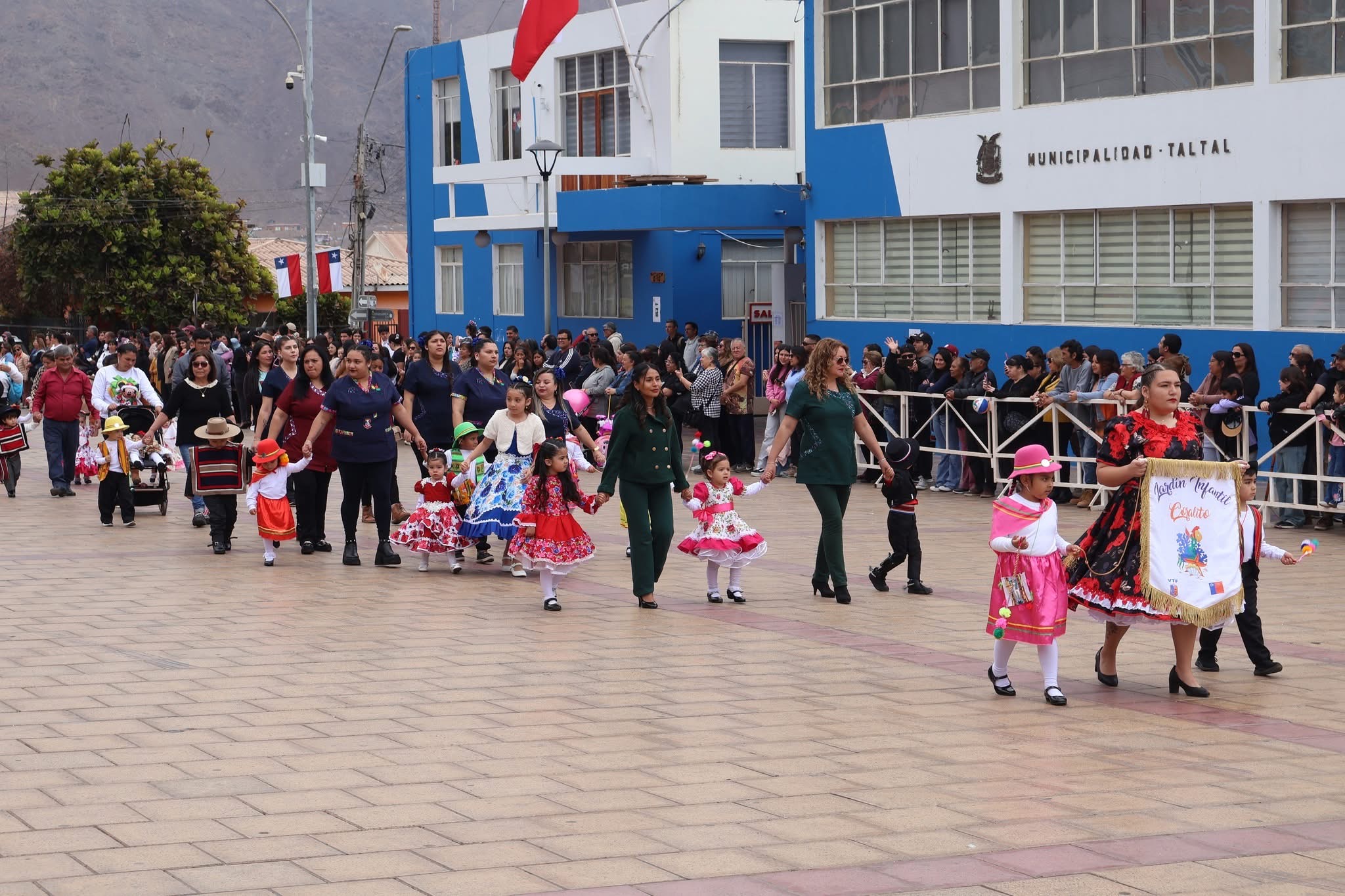 Jardin Intanfil Copito desfila con niñas y niños en trajes típicos frente a la Municipalidad de Taltal por Fiestas Patrias.