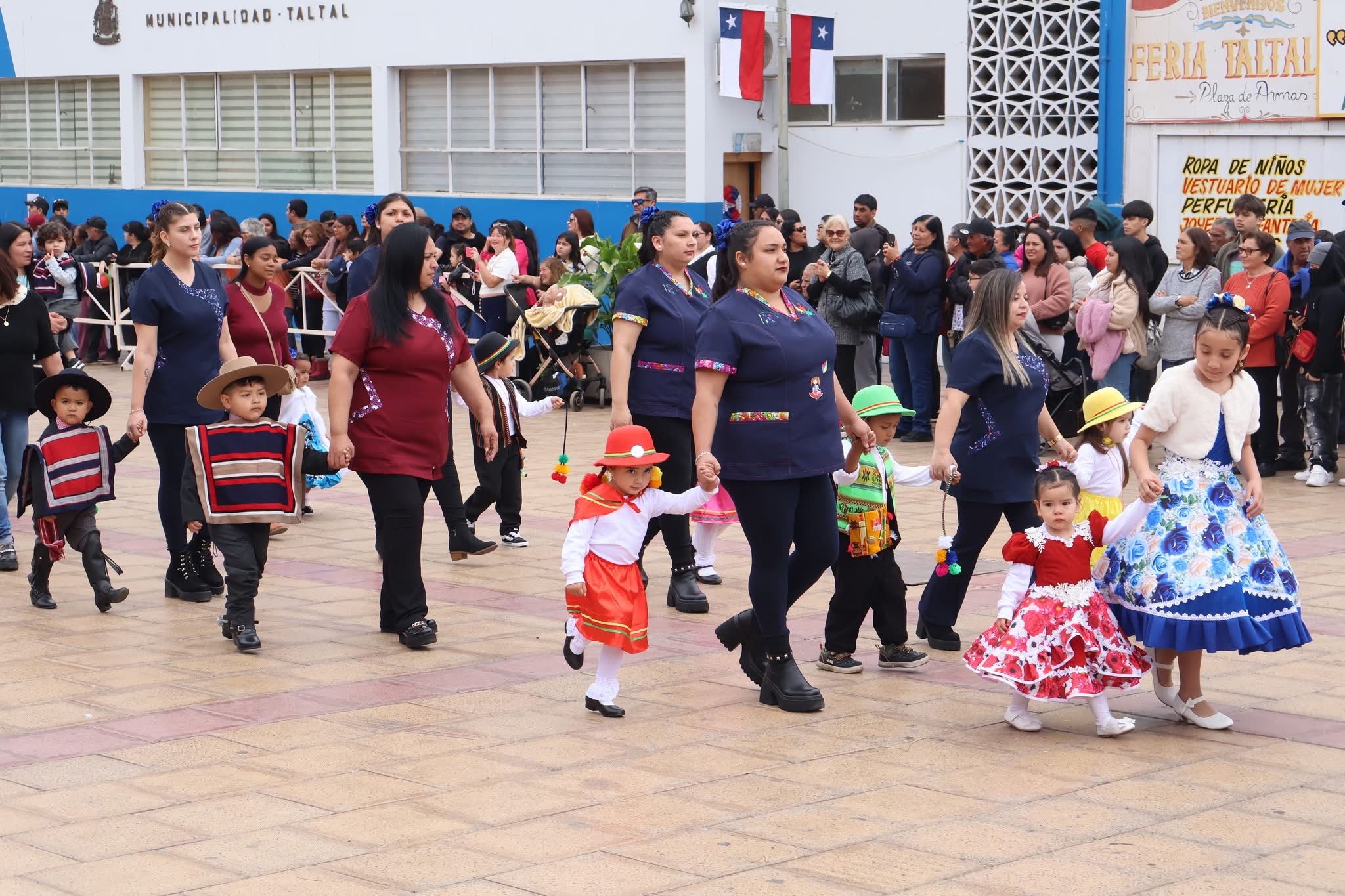 Párvulos con trajes típicos -huasos y damas- desfilan de la mano junto a sus educadoras en Taltal.
