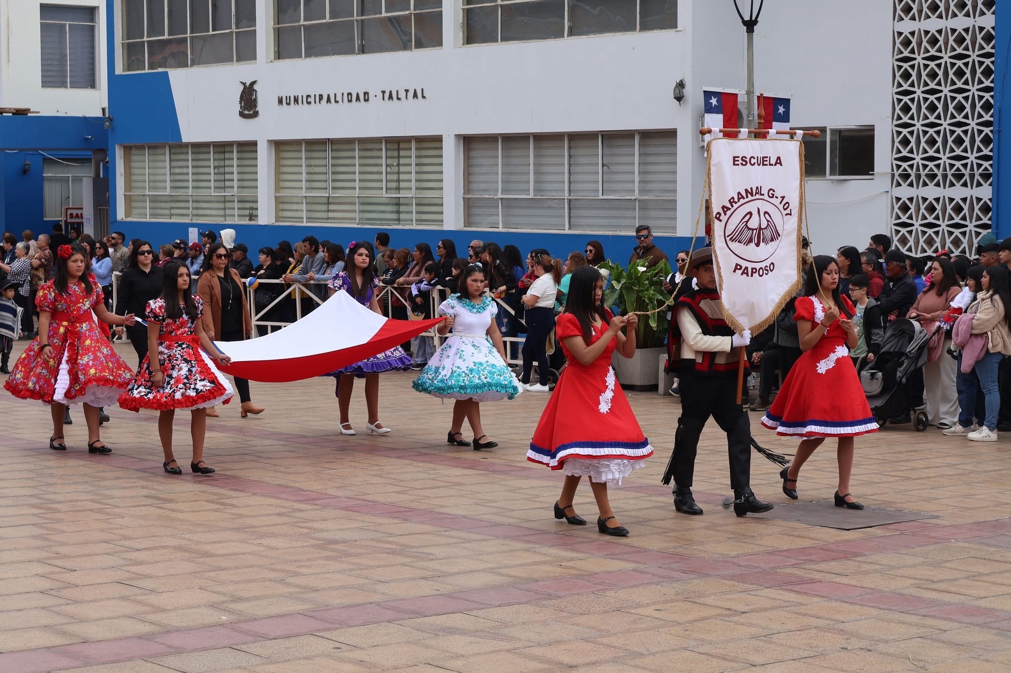 Delegación de la Escuela Paranal G-107 de Paposo porta una gran bandera de Chile durante el desfile en Taltal.