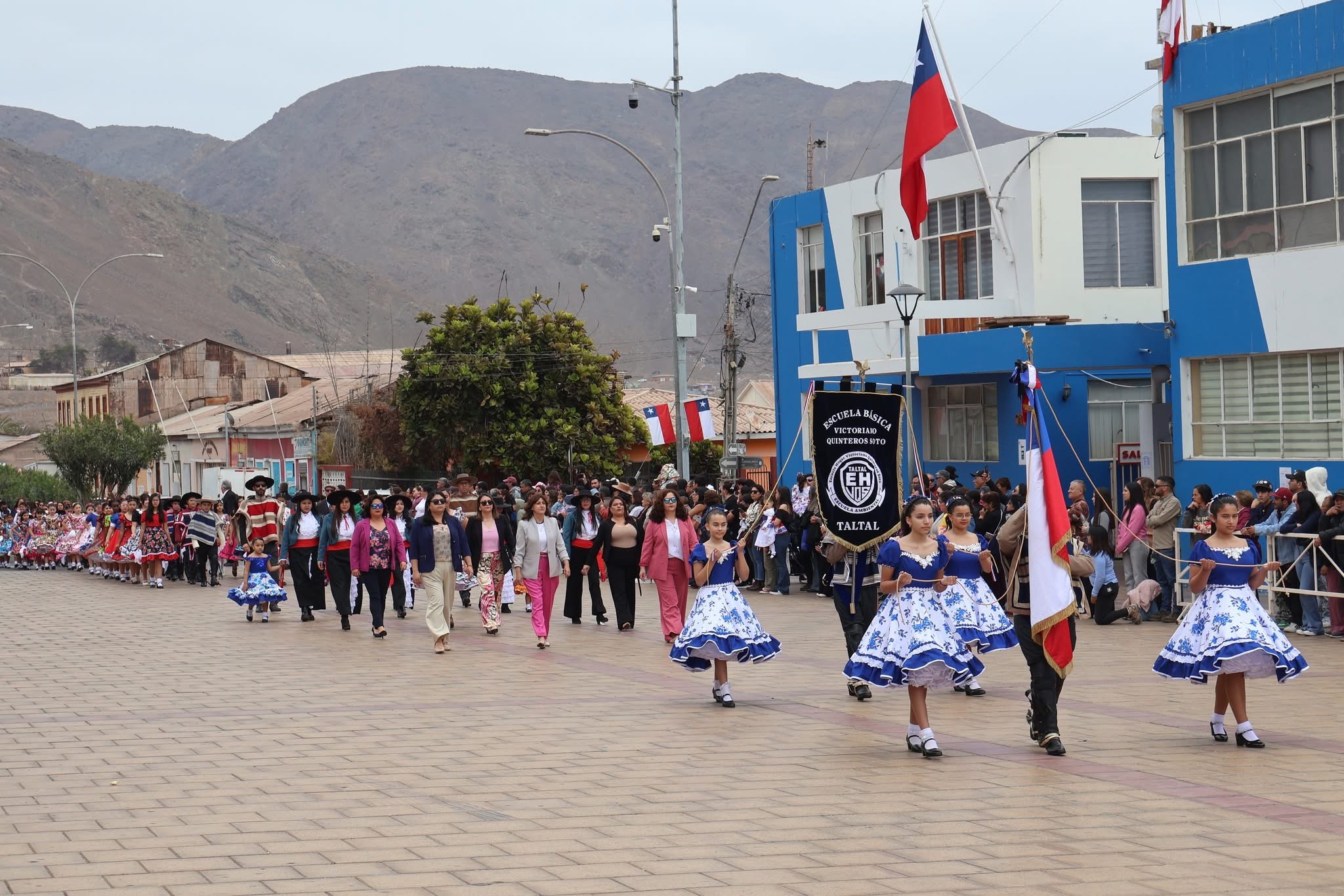 La Escuela Básica Victoriano Quinteros Soto inicia su paso con banda y estandarte por la avenida principal de Taltal.