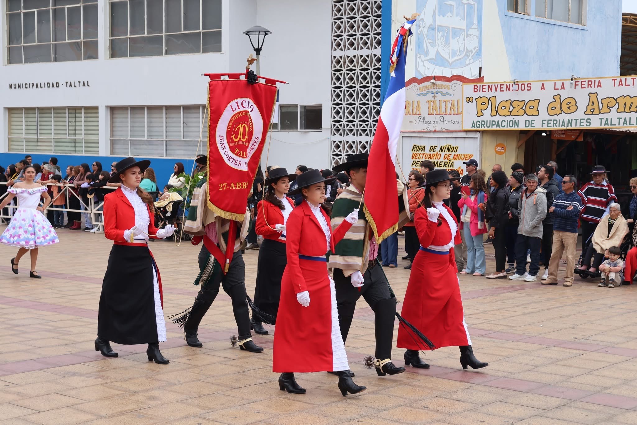 Delegación del Liceo Juan Cortés-Monroy Cortés marcha con bandera de Chile y su estandarte institucional en el desfile dieciochero de Taltal.