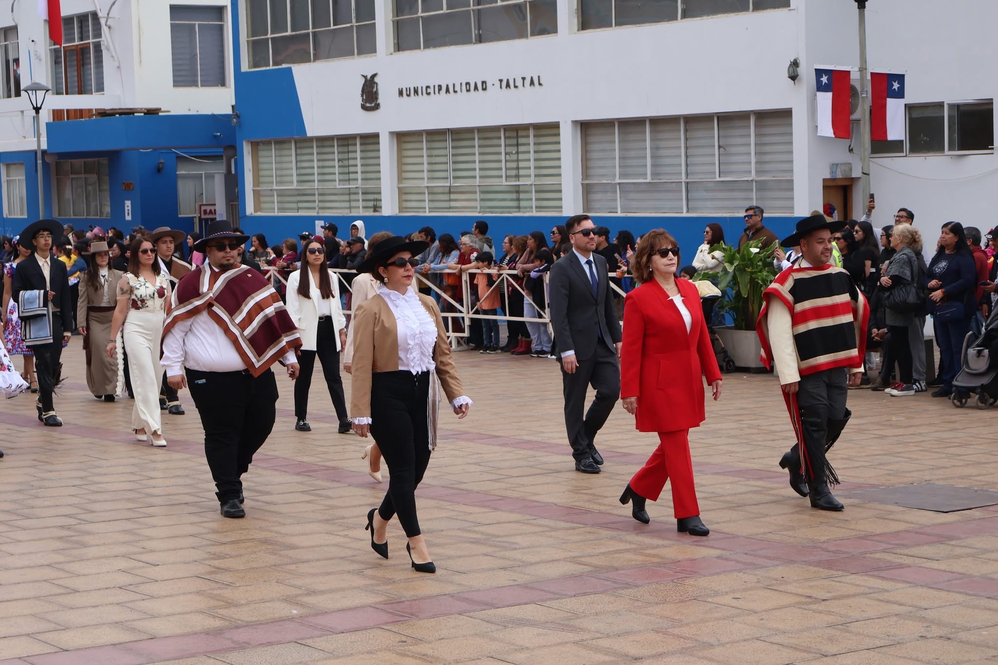 Docentes y funcionario del liceo C-21 desfilan con indumentaria de huaso y traje formal frente a la Municipalidad de Taltal.