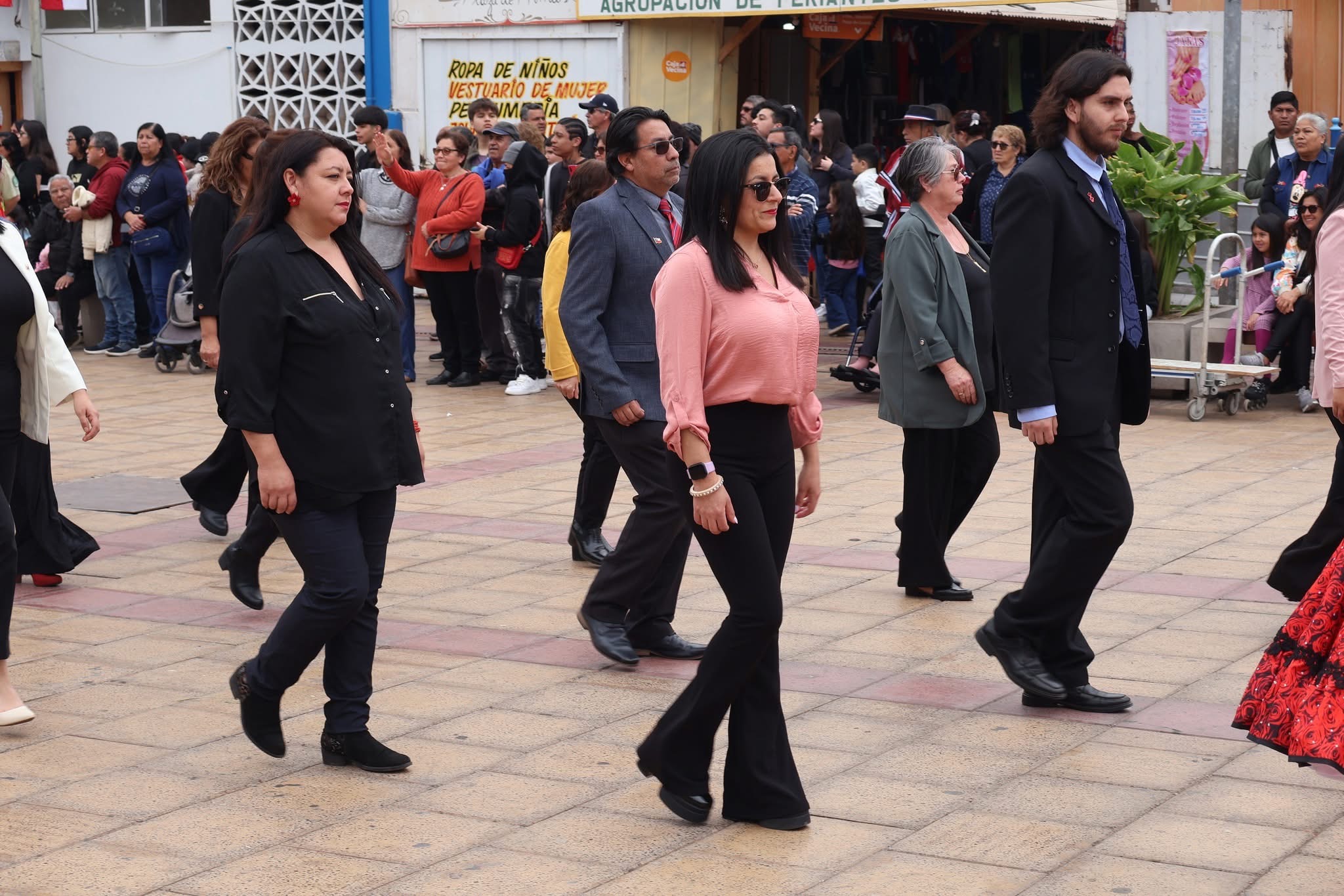 Docentes desfilan con atuendo formal en apoyo a sus establecimientos educativos.