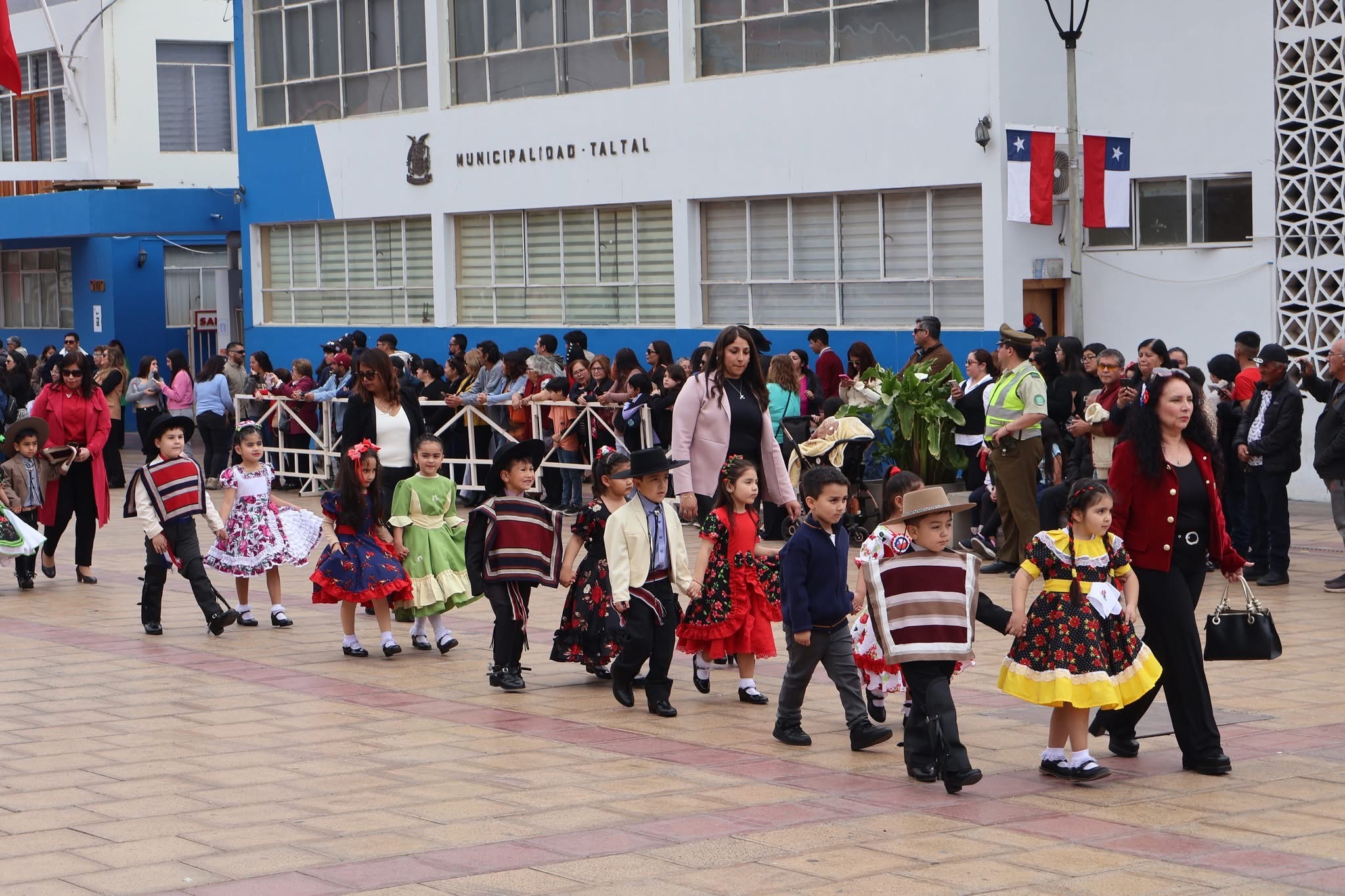Párvulos del kínder desfilan con ponchos, sombreros de huaso y vestidos florales frente al público de Taltal.
