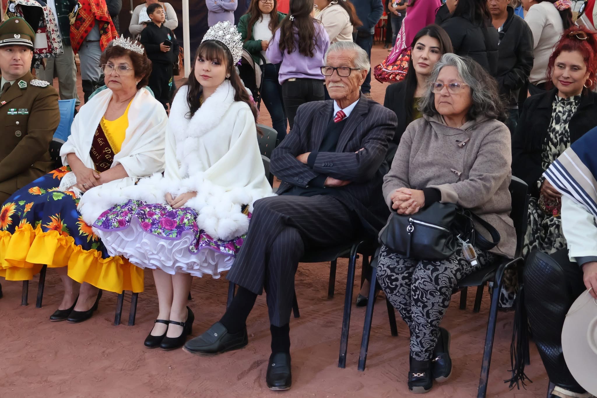 Reinas del aniversario y autoridades locales presencian la inauguración de las Ramadas 2025, junto a representantes de instituciones.