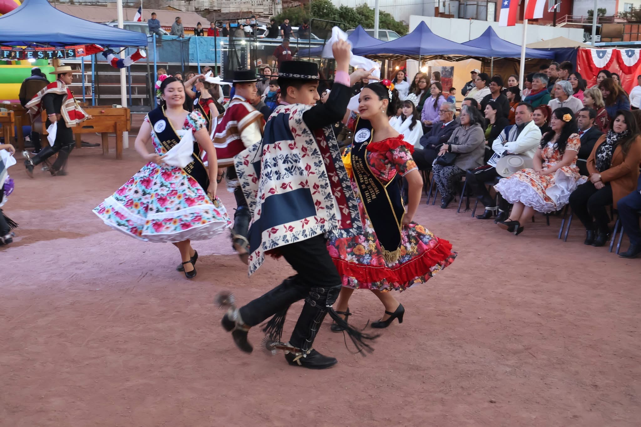 Exhibición de los ganadores del Campeonato Comunal de Cueca 2025, con varias parejas bailando nuestra danza nacional frente a las tribunas.