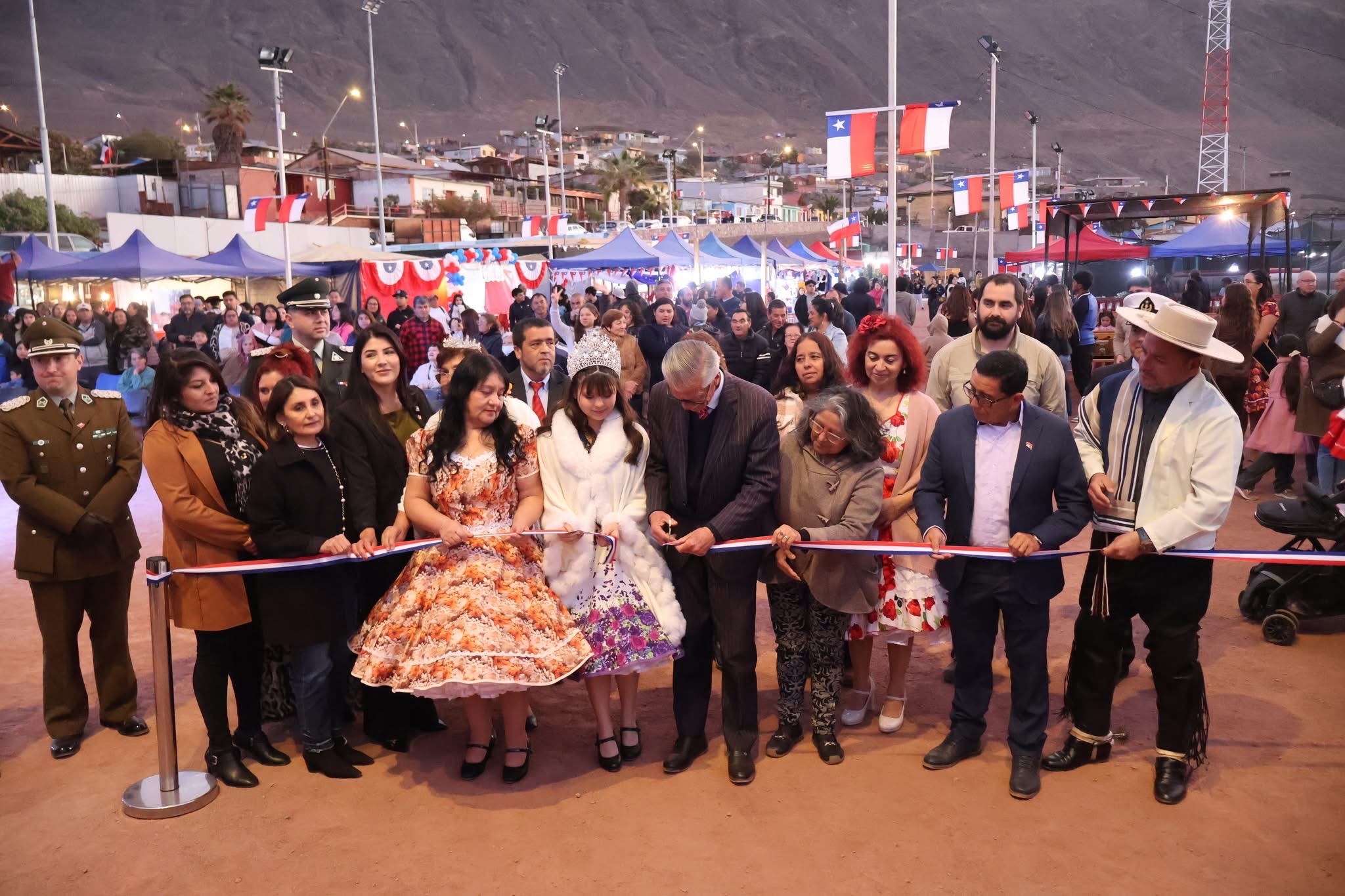 Momento exacto del corte de cinta tricolor que declara inauguradas las Ramadas de Taltal 2025, rodeado de autoridades e invitados.
