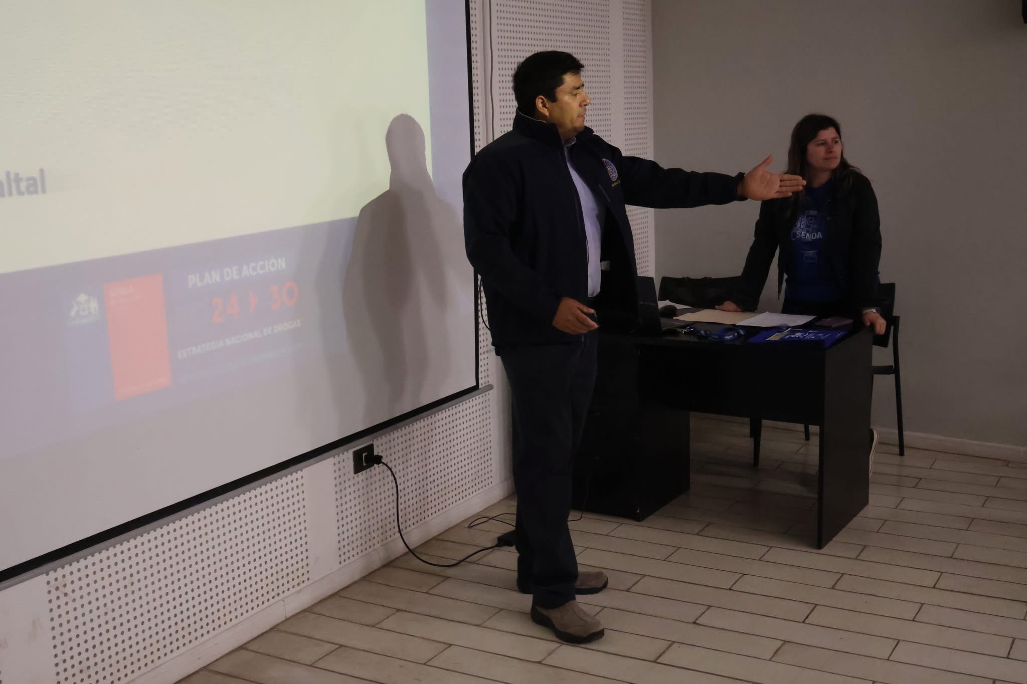 Funcionario de Tránsito expone en la charla preventiva junto a SENDA en la Biblioteca Municipal de Taltal.