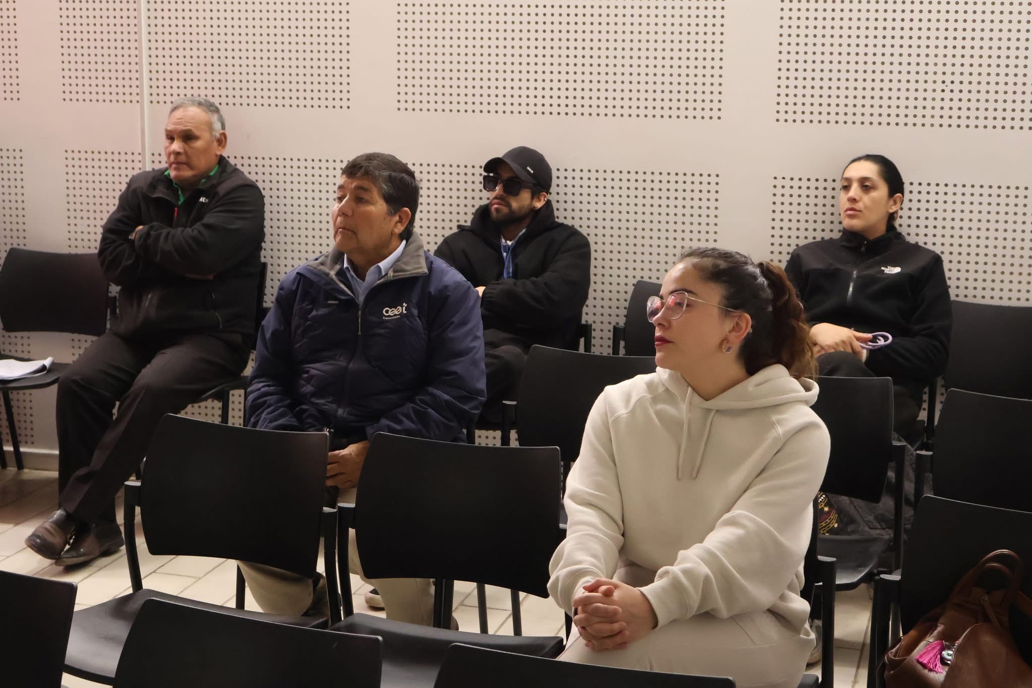 Público atento a recomendaciones de seguridad vial y conducción responsable.