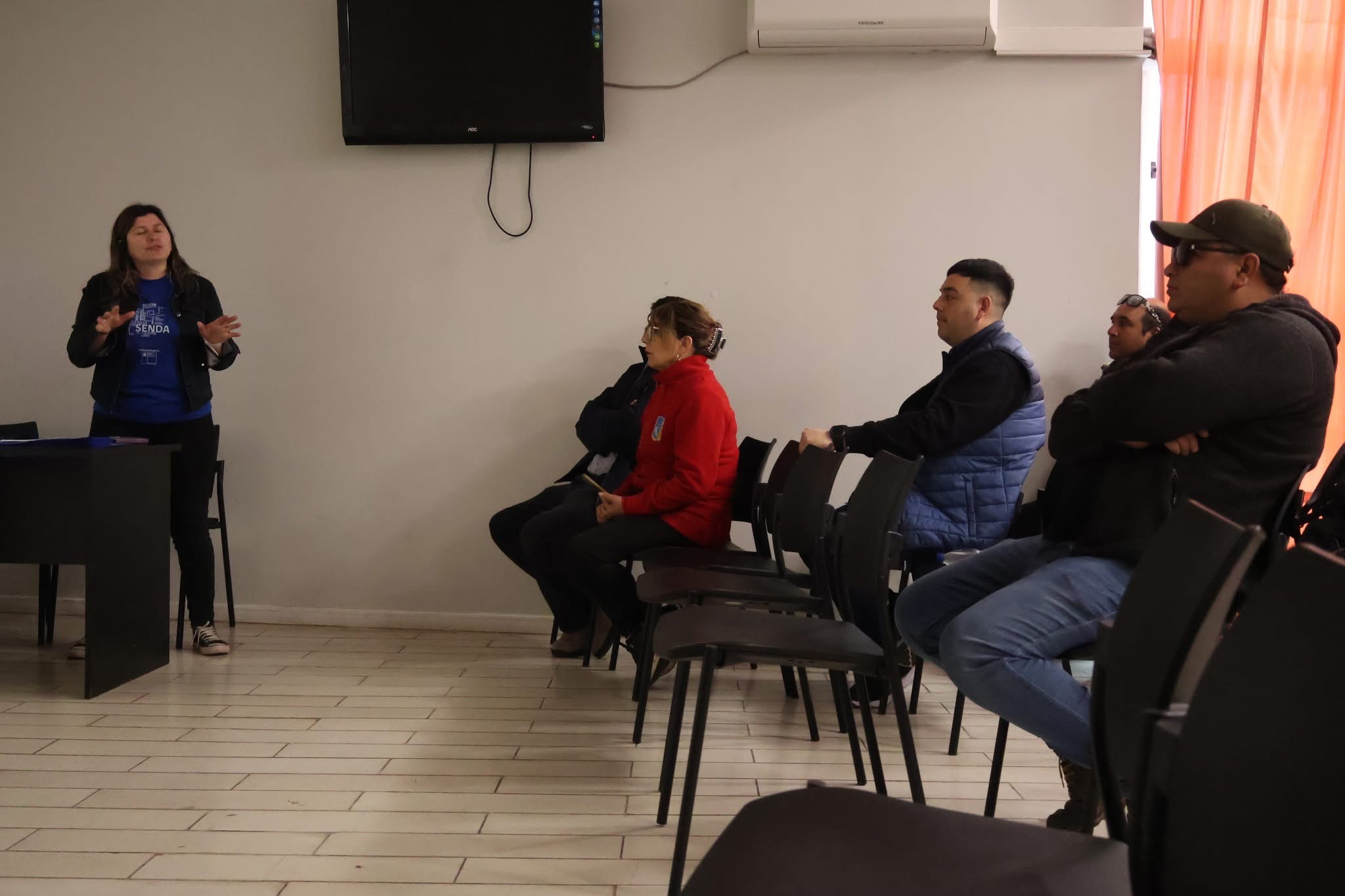 Profesional de SENDA Previene explica riesgos del alcohol y otras drogas al volante.