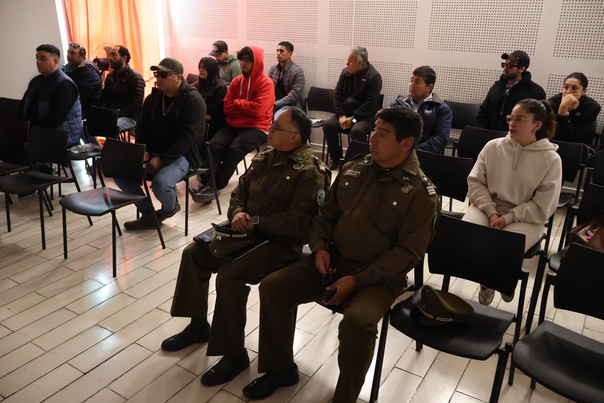 Carabineros participan en la capacitación preventiva organizada por la Municipalidad de Taltal.