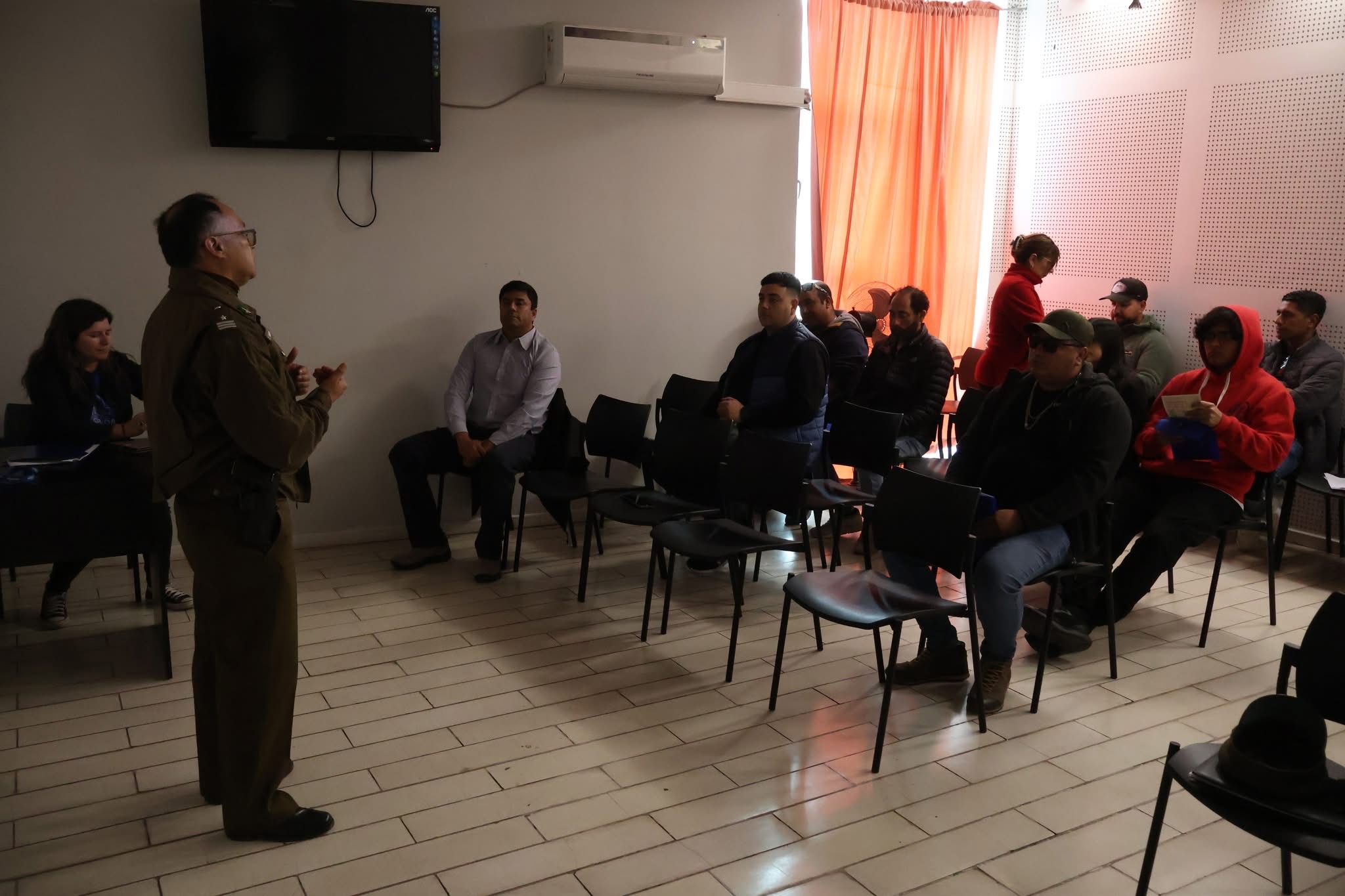 Carabineros y comunidad comparten recomendaciones sobre conducción segura.