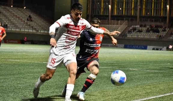 Disputa del balón entre Copiapó y Antofagasta en el empate 1-1