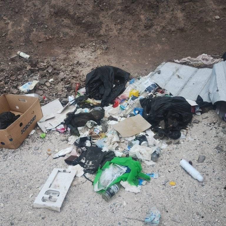 Basura acumulada en sector de la Puntilla, Taltal, denunciada por el Baile Religioso Morenos del Carmen.