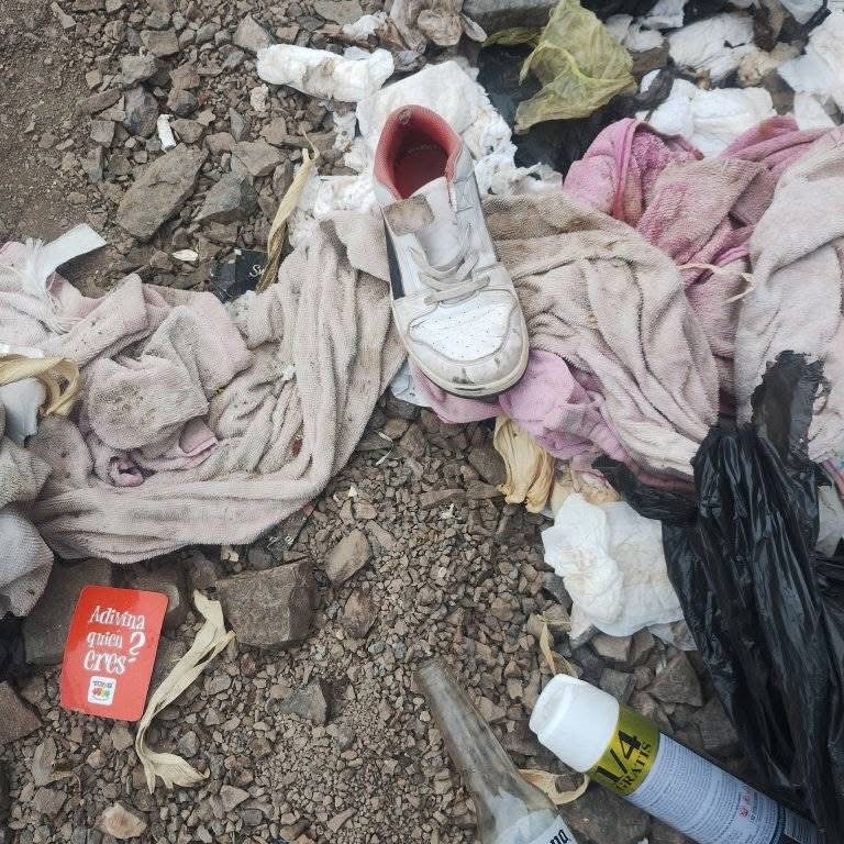 Ropa y zapatilla encontradas entre la basura en sector de la Puntilla, Taltal.