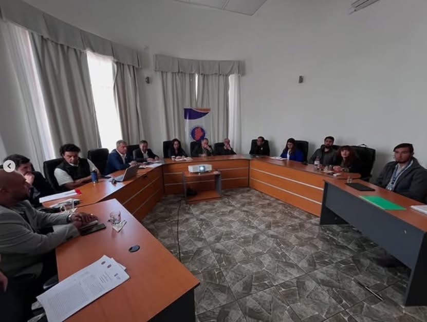 Autoridades municipales sentadas en mesa de trabajo durante la presentación del convenio en AMRA.