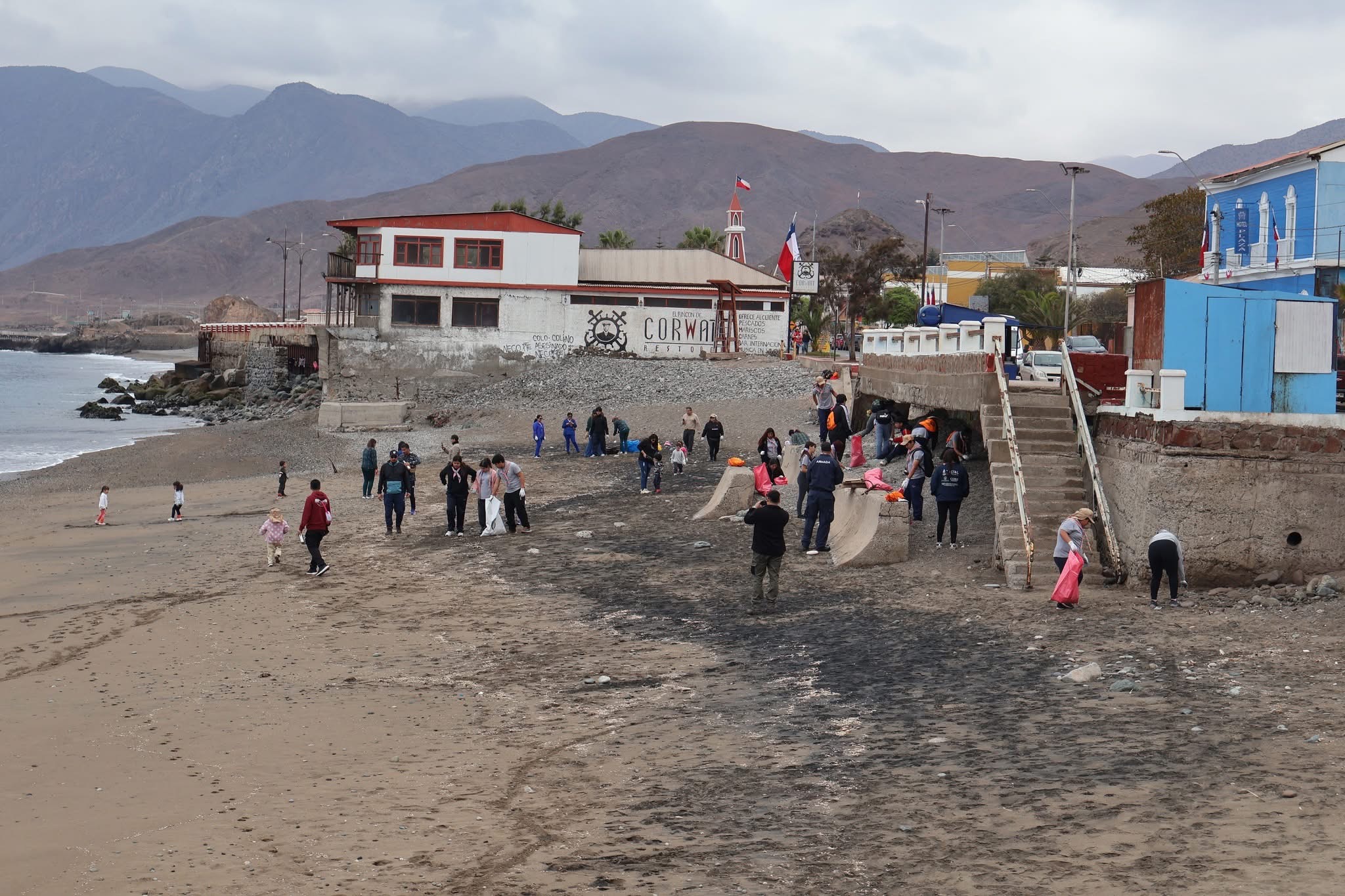 Estudiantes y vecinos de Taltal participando en la jornada de limpieza de playas 2025, organizada por la municipalidad junto a instituciones públicas y privadas.