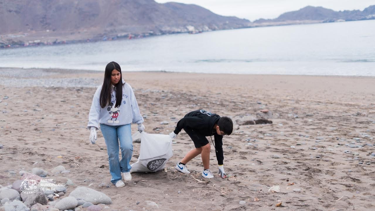 Niños y niñas participando en la jornada de limpieza de playas en Taltal.