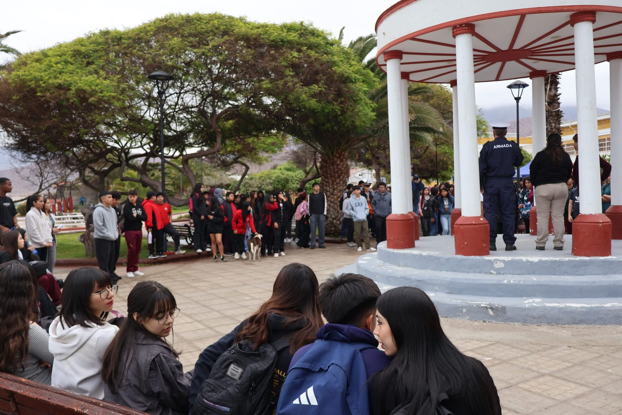 Estudiantes de distintos establecimientos educacionales reunidos en la plaza del muelle al inicio de la jornada de limpieza de playas en Taltal.