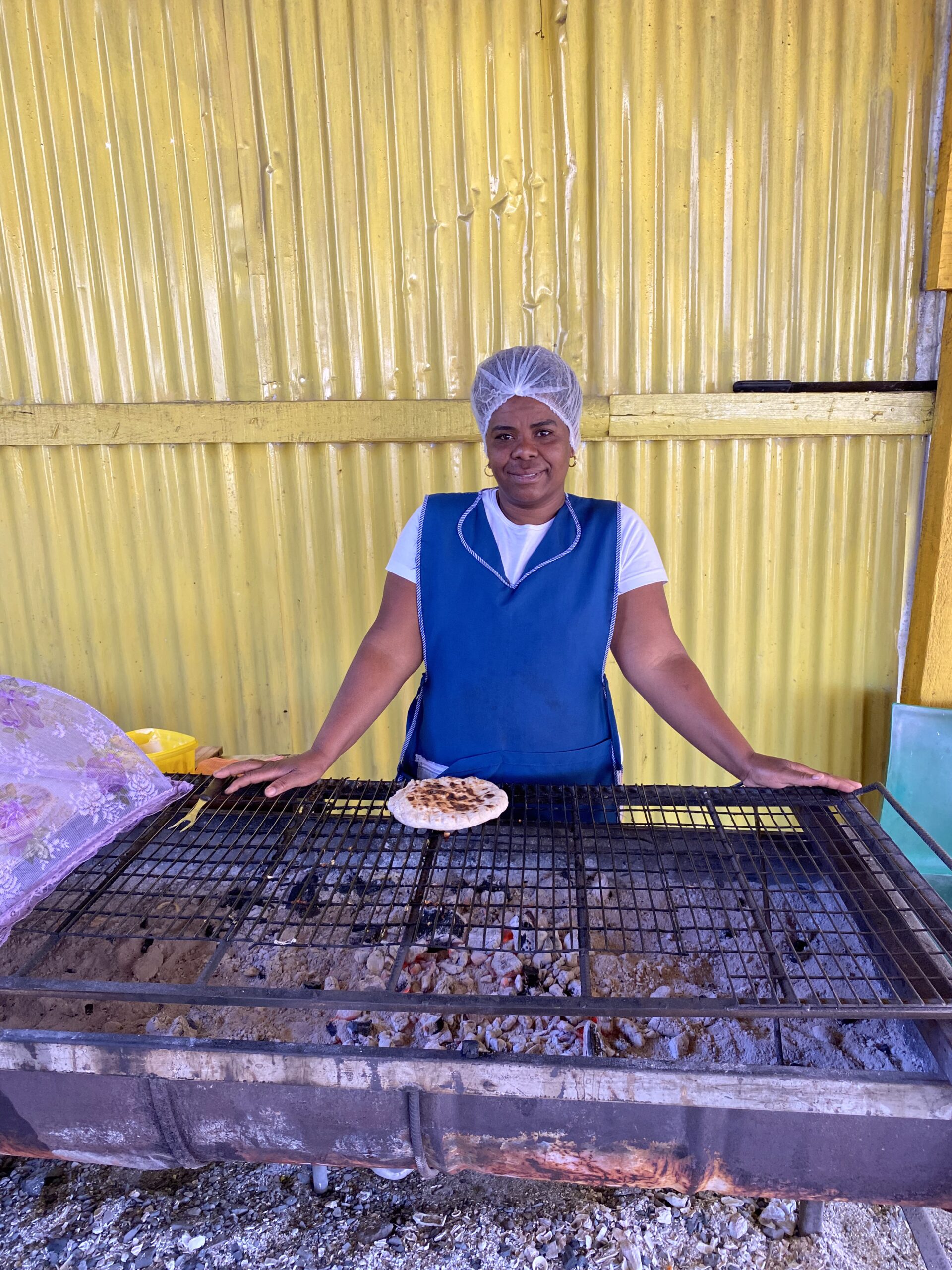 Estudiantes y vecinos de Taltal participando en la jornada de limpieza de playas 2025, organizada por la municipalidad junto a instituciones públicas y privadas.