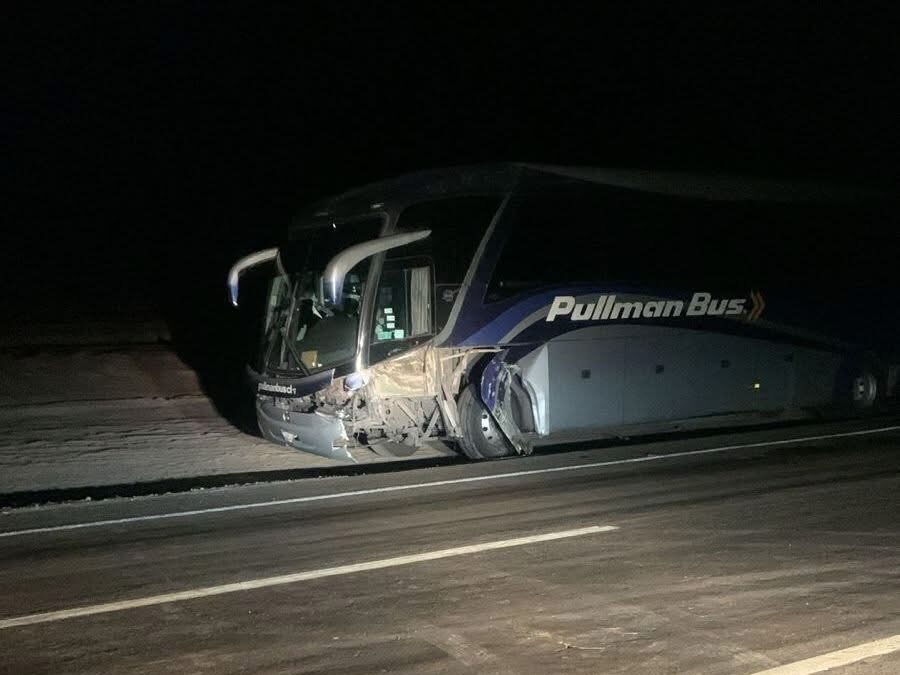 Accidente entre bus y camioneta dejó seis lesionados en la Ruta B-710, sector Paposo