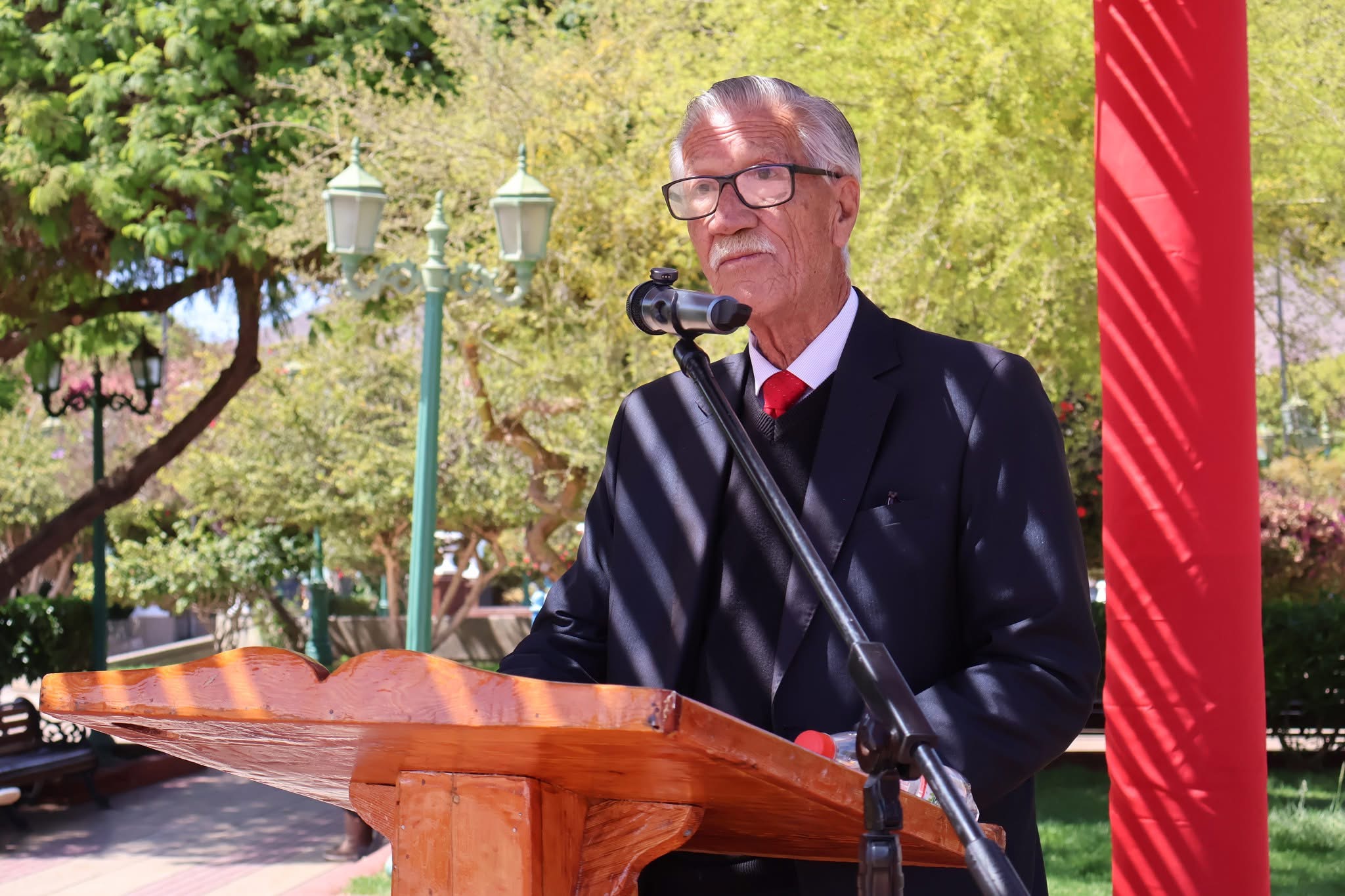 Alcalde de Taltal entrega palabras en la ceremonia del Día Mundial del Turismo.
