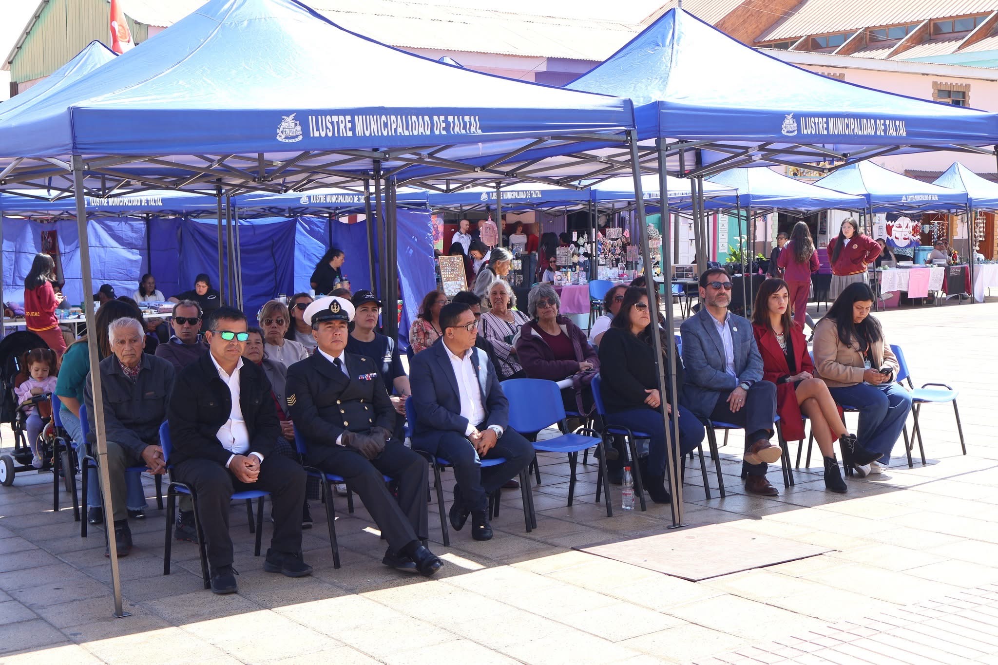 Público y autoridades presencian el acto oficial en la Plaza Arturo Prat de Taltal.