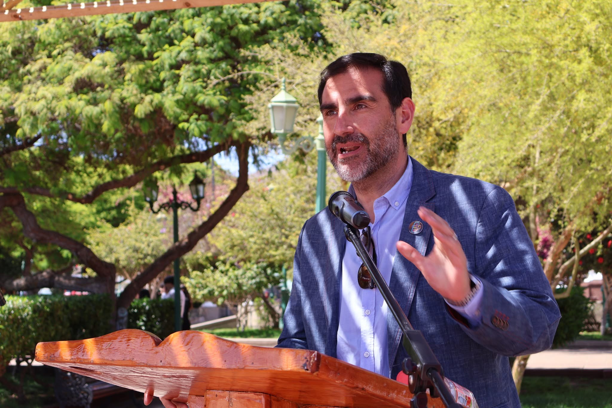 Director regional de Sernatur, entrega discurso en la conmemoración del Día Mundial del Turismo.