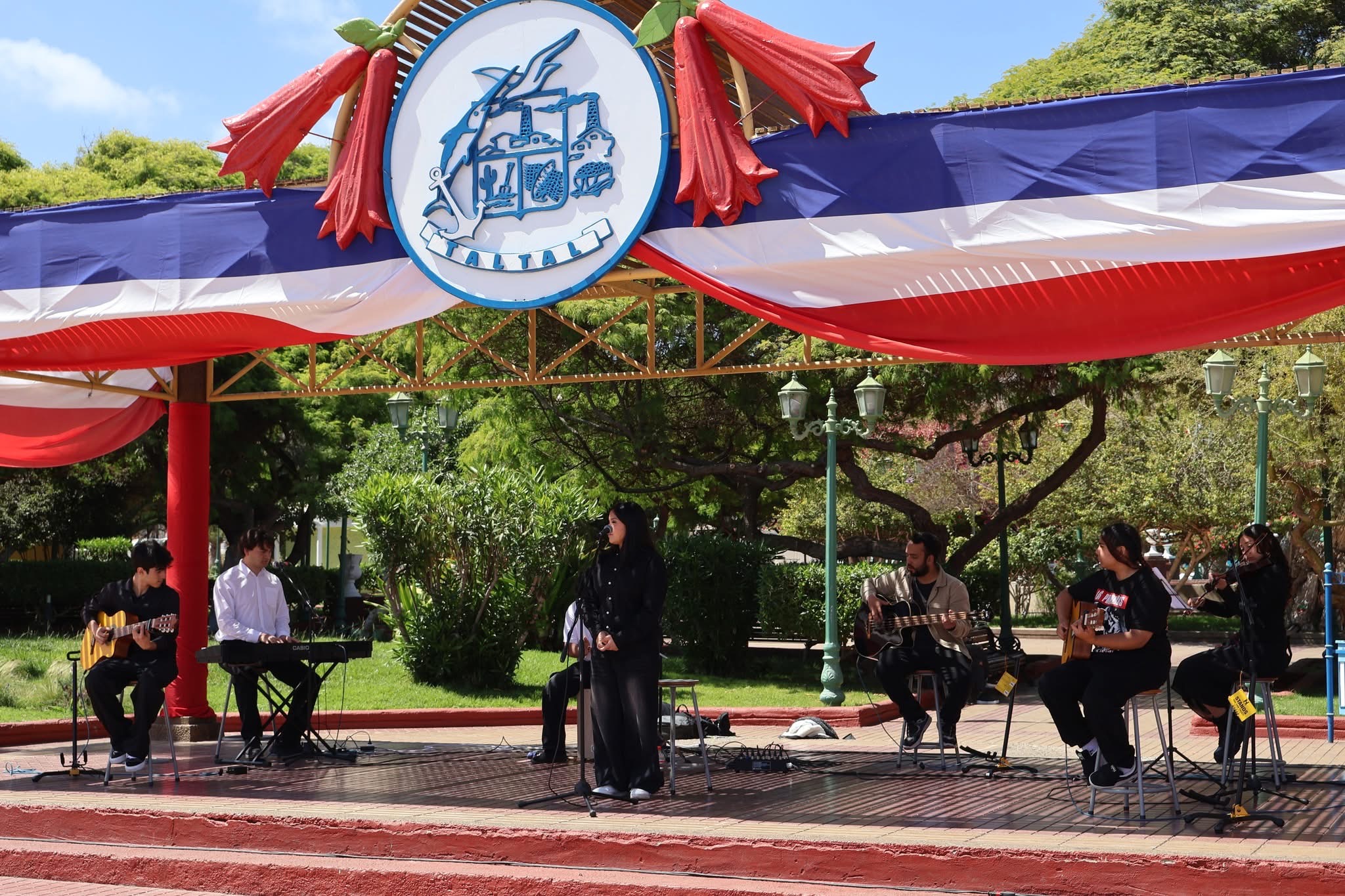 Banda juvenil del Liceo de Taltal interpreta versión acústica de Hasta la raíz.
