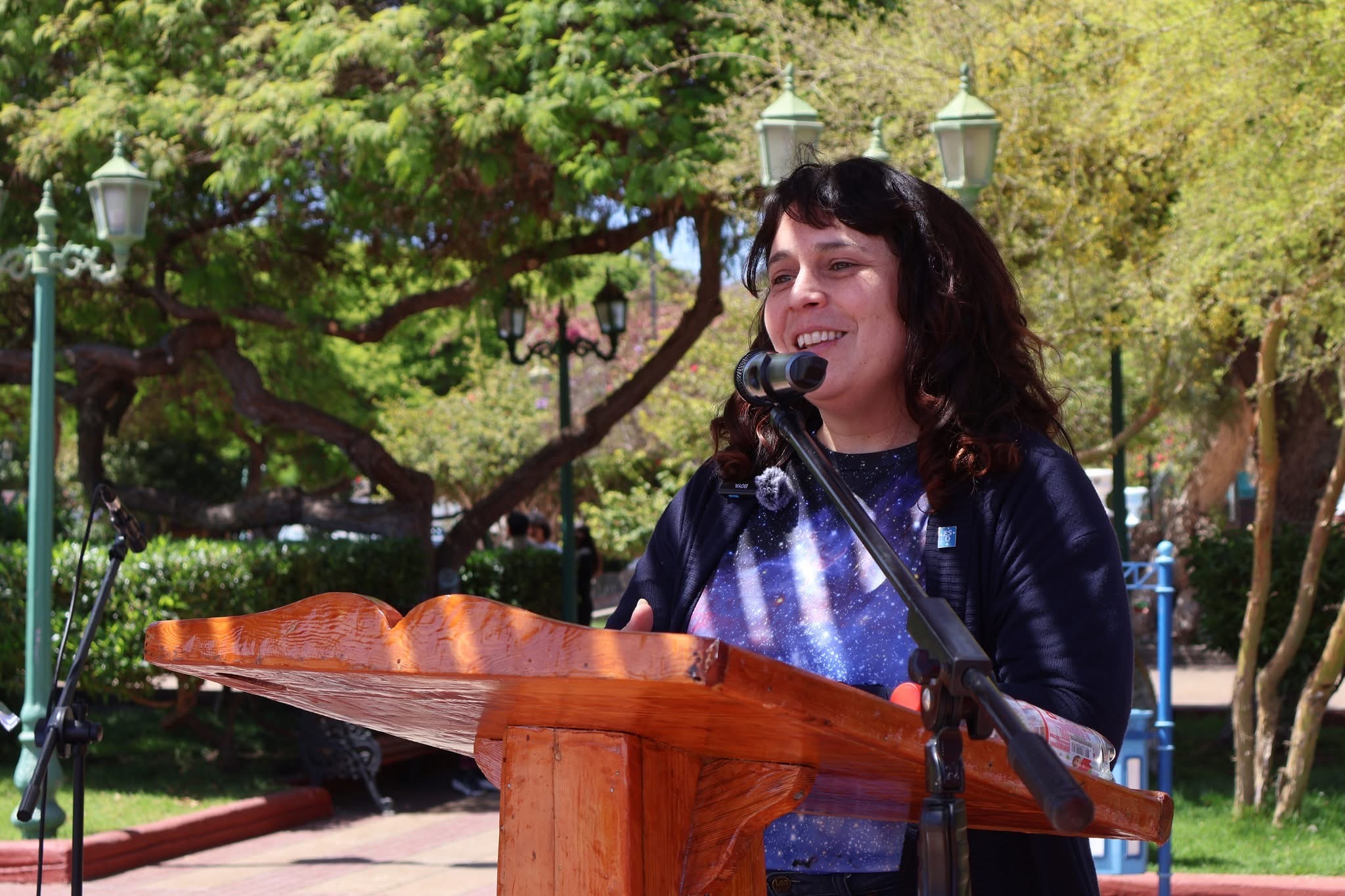 Autoridad entrega discurso en acto del Día Mundial del Turismo en Taltal.