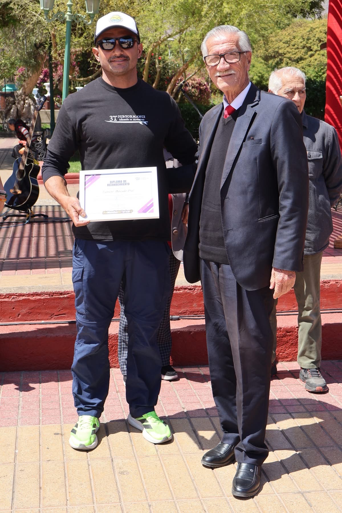 Patricio Mercado Díaz recibe diploma en el marco del Día Mundial del Turismo.