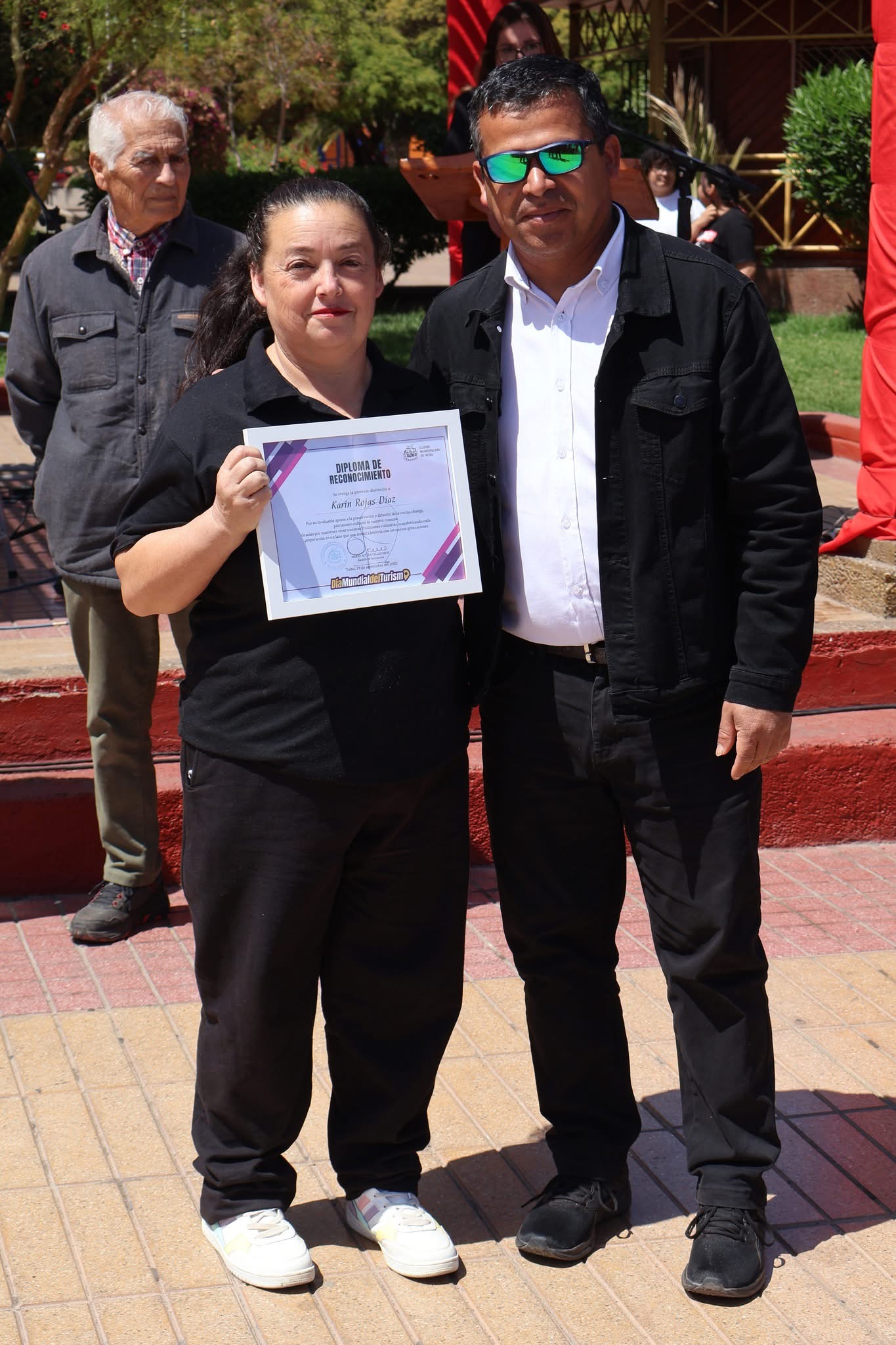 Karin Rojas Díaz recibe diploma de reconocimiento en la jornada del Día del Turismo.
