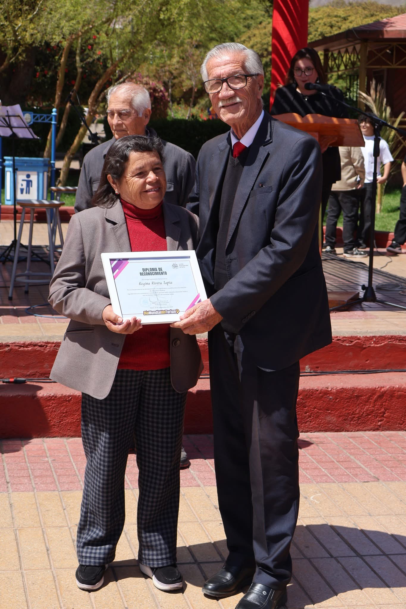 Regina Rivera Tapia es distinguida por su aporte al turismo local en Taltal.