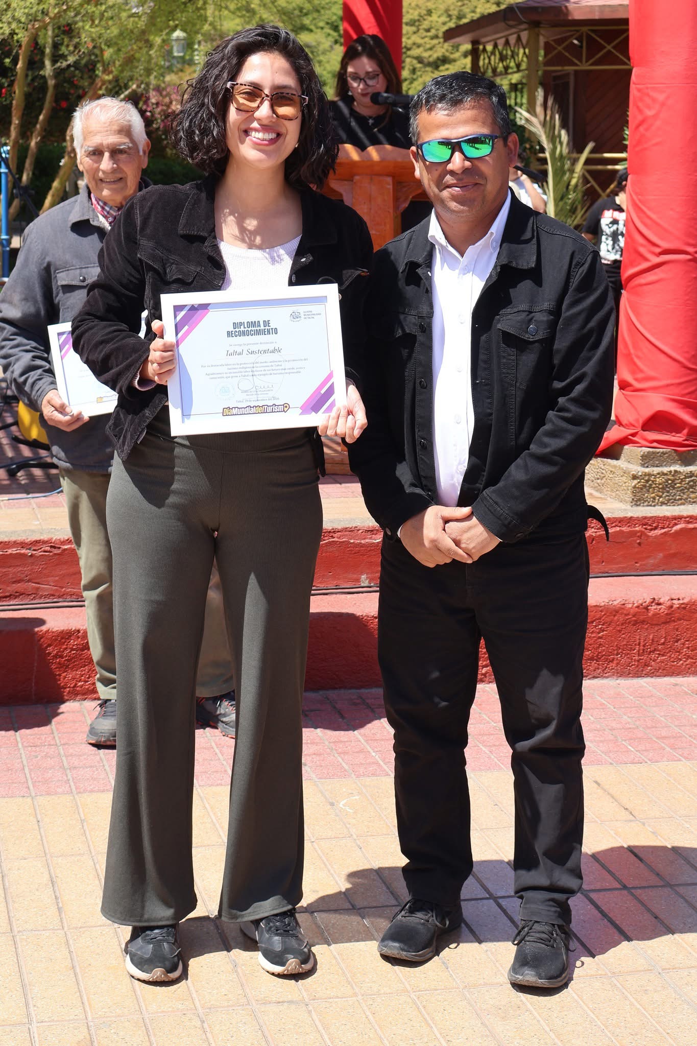 María José Hinojosa de Taltal Sustentable recibe diploma de reconocimiento en el Día Mundial del Turismo.