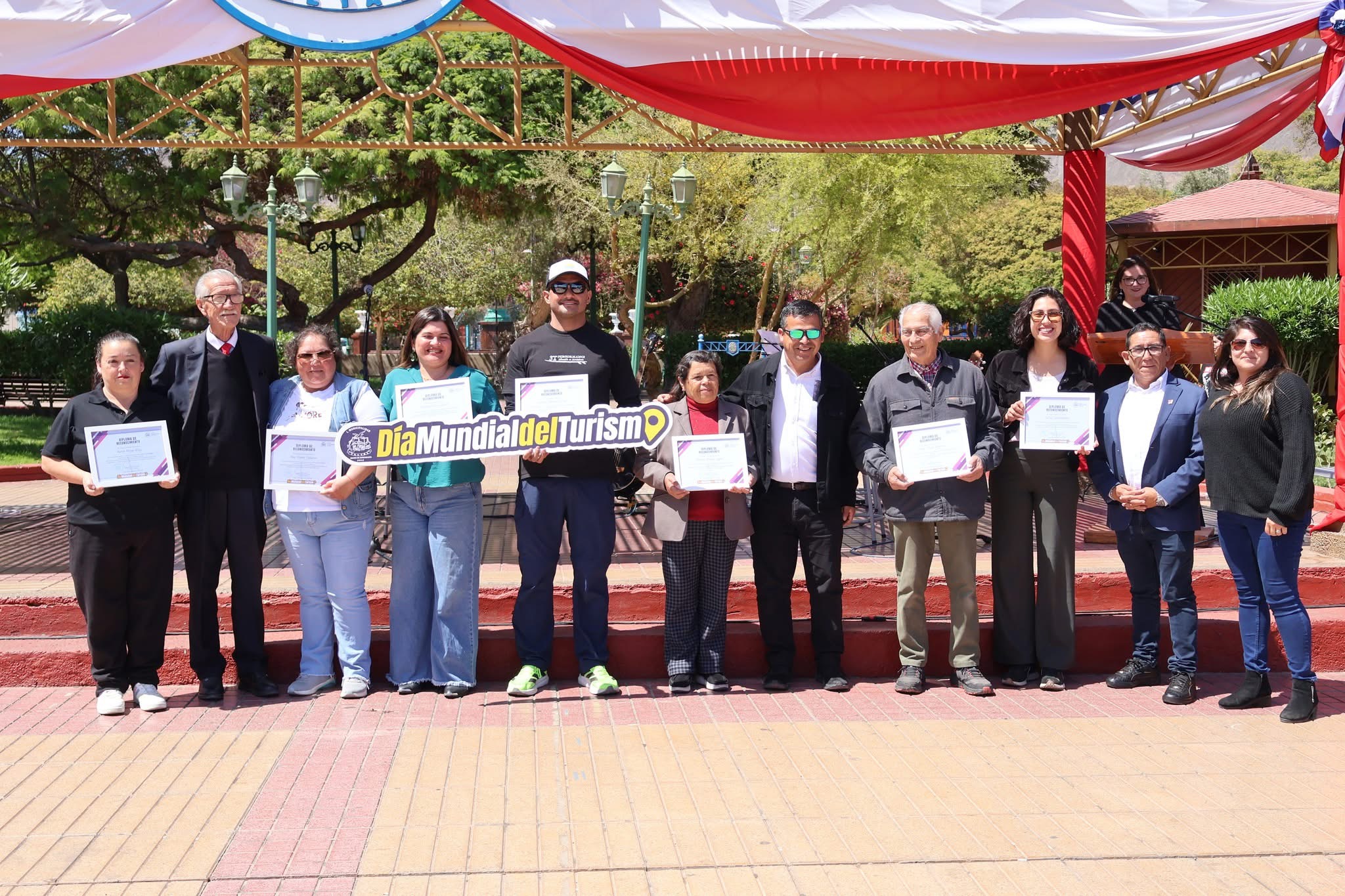 Entrega de diplomas de reconocimiento a emprendedores en el Día Mundial del Turismo en Taltal.
