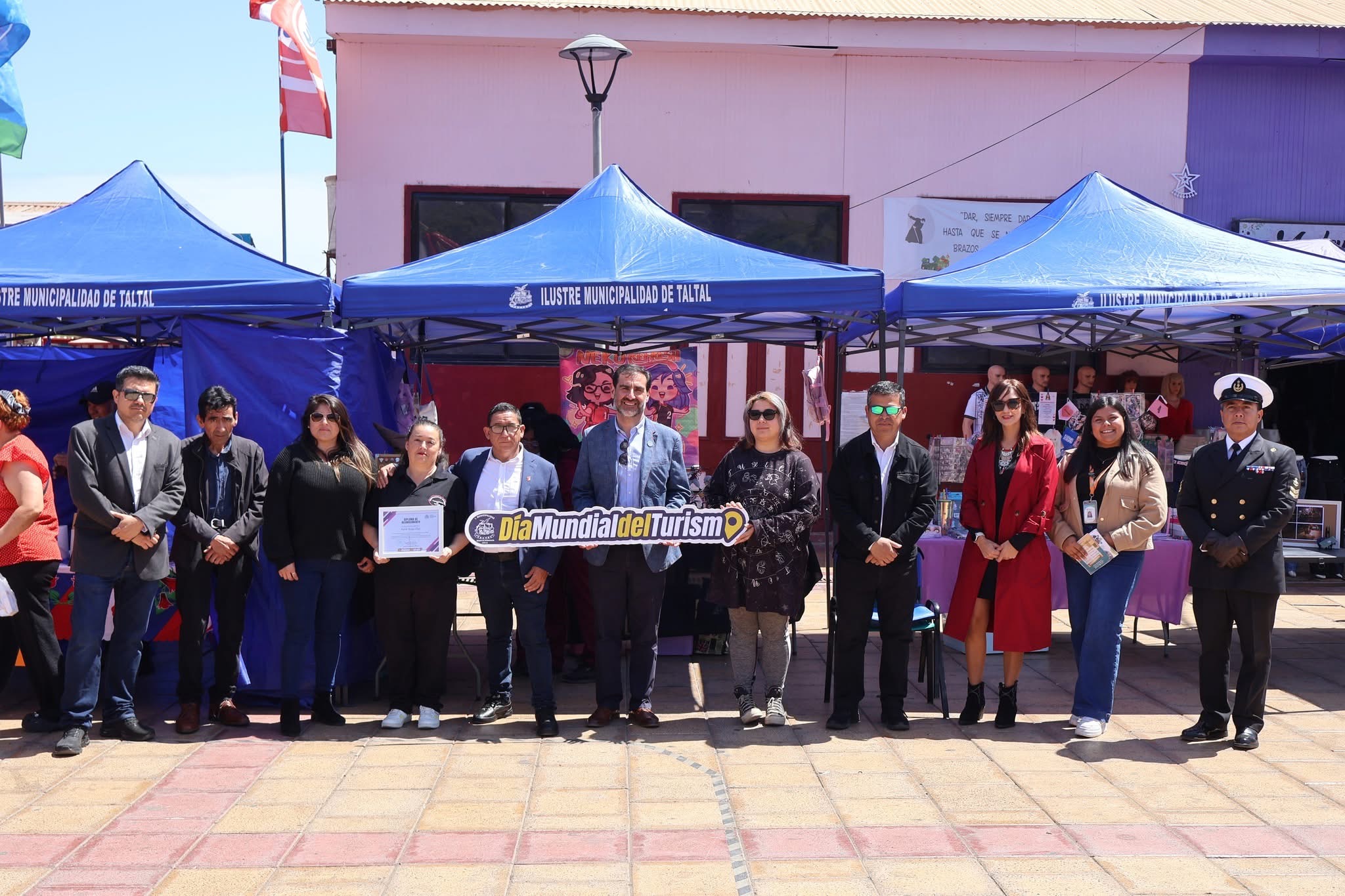 Autoridades municipales y representantes de instituciones en la feria turística de Taltal.