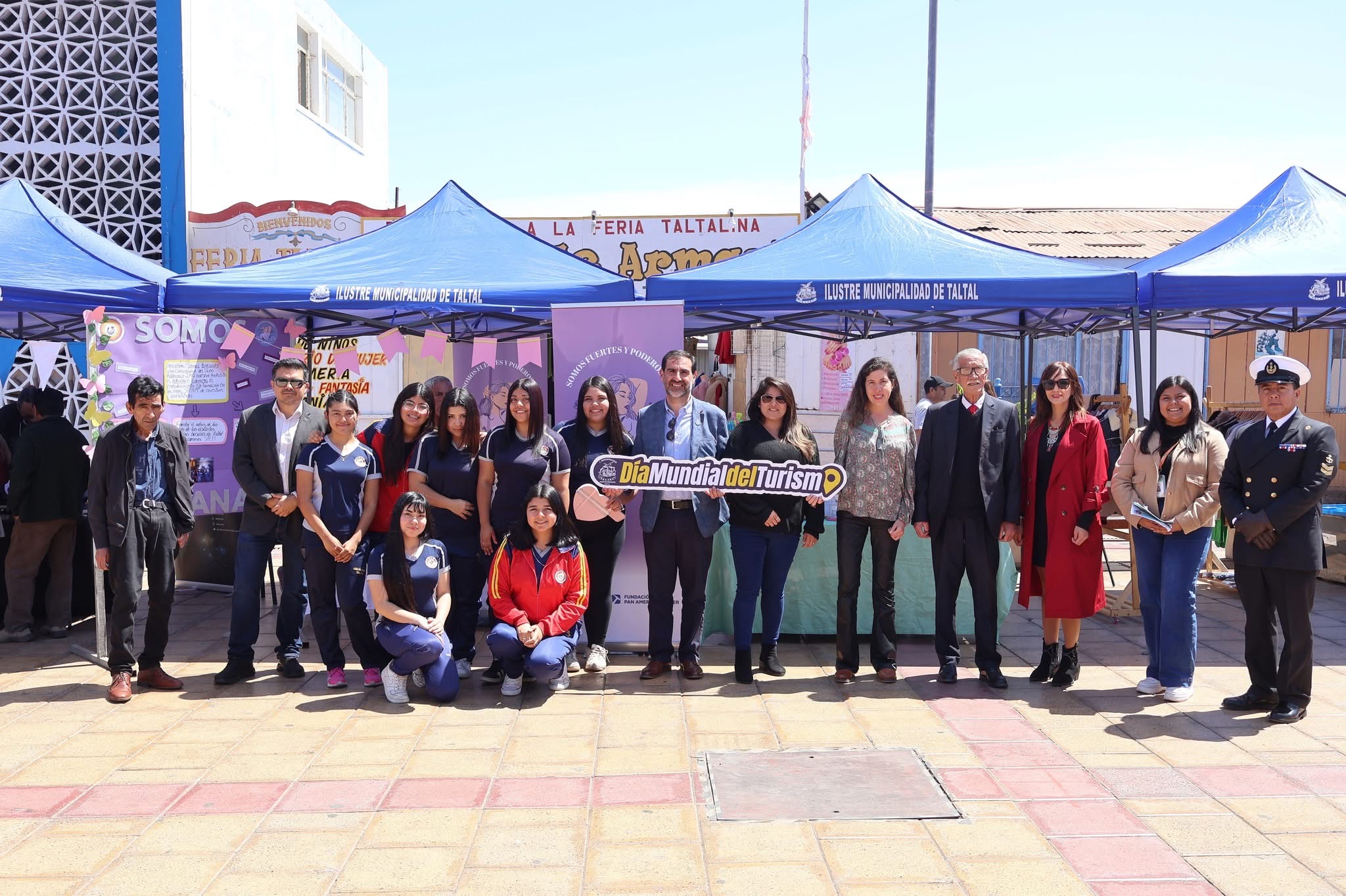 Estudiantes y docentes participan en la muestra cultural por el Día Mundial del Turismo en Taltal.