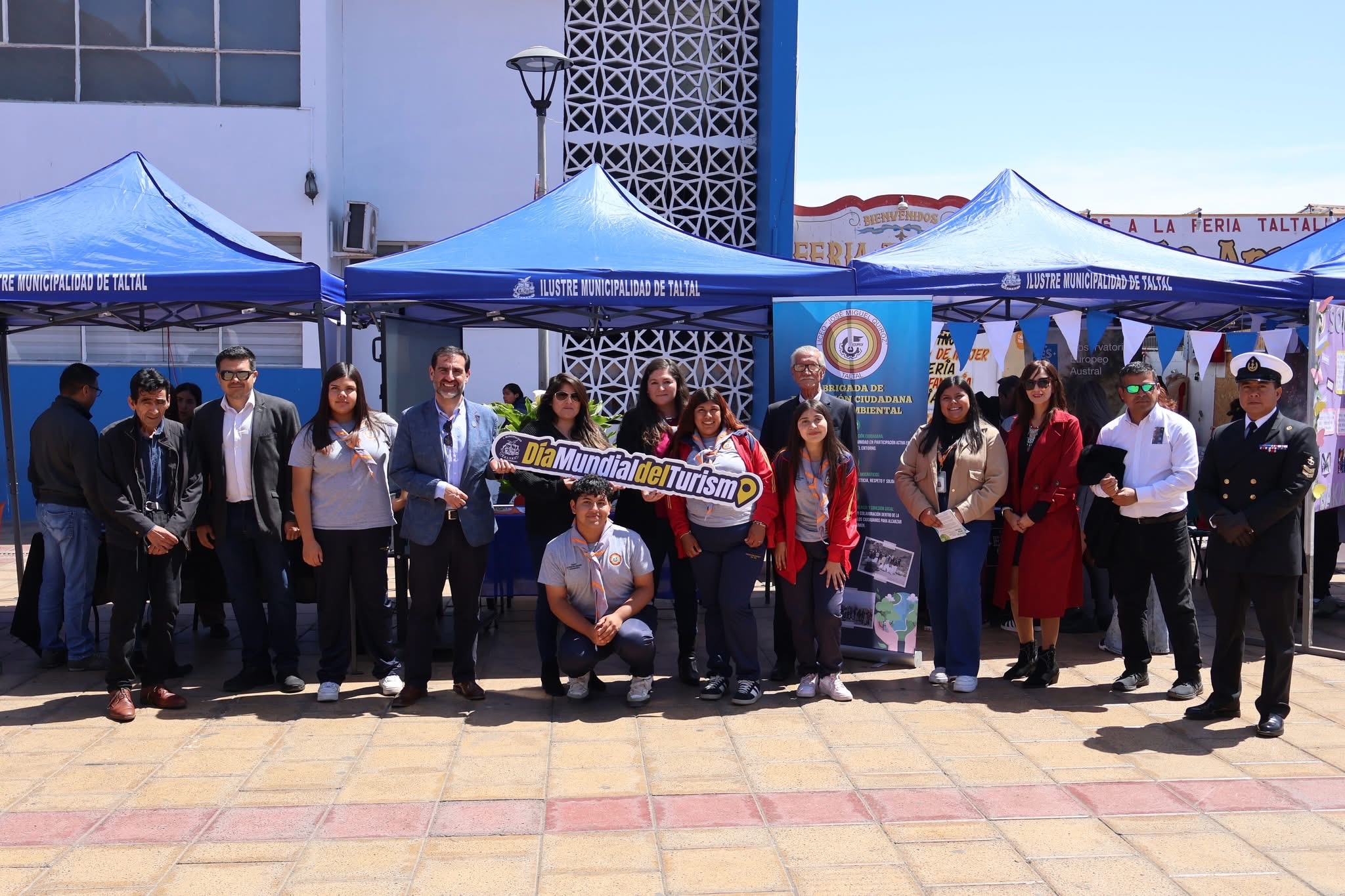 Delegación de colegios y comunidad en stand informativo del Día Mundial del Turismo en Taltal.