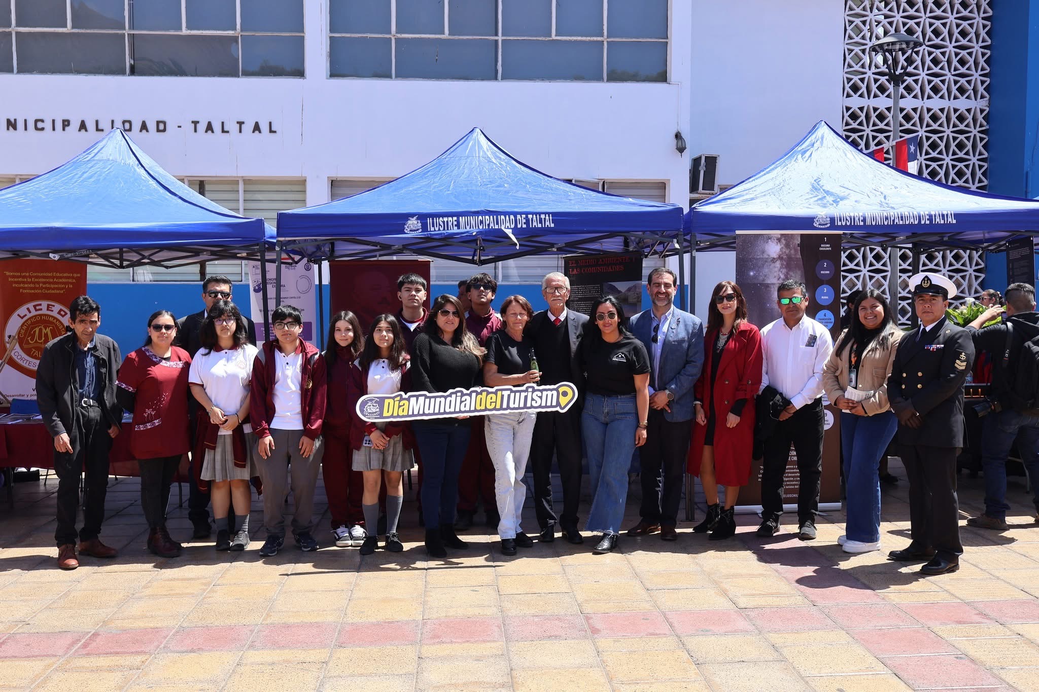 Estudiantes del Liceo Politécnico junto a autoridades en la feria del Día Mundial del Turismo en Taltal.